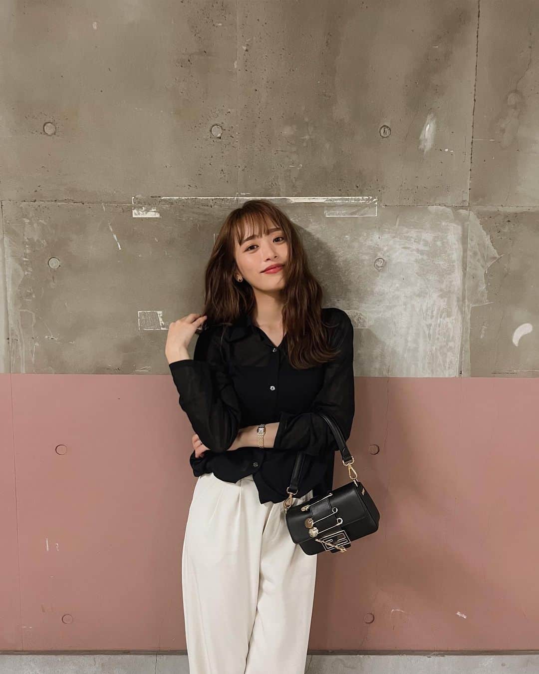近藤千尋のインスタグラム：「金曜日😊😊😊 今日の私服さん♥️ スタジオでた瞬間すごい雨でびっくり！😱  大雨なのに白いパンツ履いてしまった☔️笑 BAGは　#fendace 🤍🤍  @fendi  #fendi」