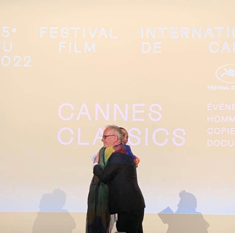 河瀬直美さんのインスタグラム写真 - (河瀬直美Instagram)「カンヌでの公式上映🎬 最高責任者のティエリーフレモー氏と。  あったかい な。  Official screening at Cannes 🎬 with General Delegate Thierry Frémaux.  So warm.  #拍手 #笑顔 #ぎゅ #handshake  #smile  #snug」5月27日 13時53分 - naomi.kawase