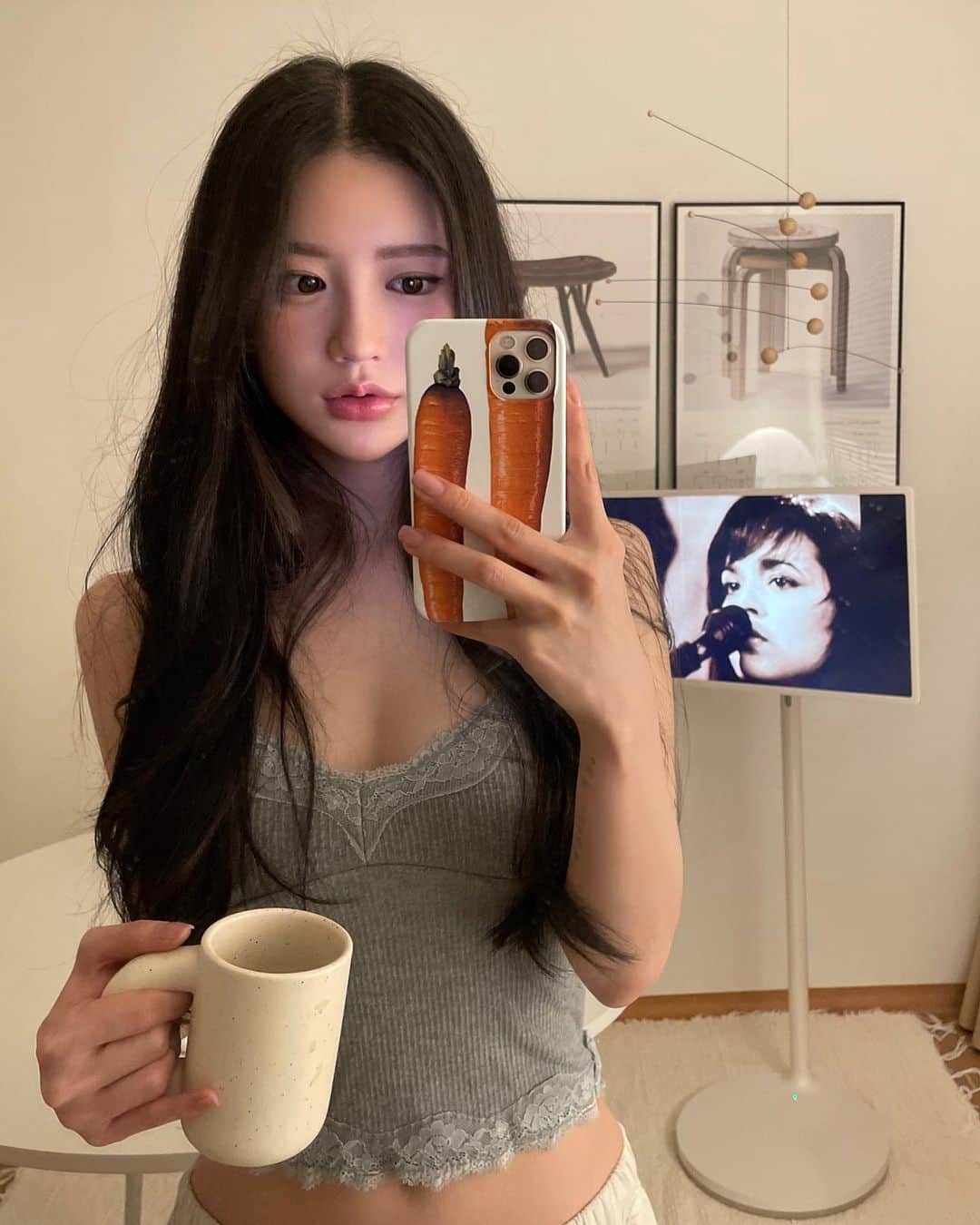 イ・ミンジュのインスタグラム：「🥕☕️🤭」