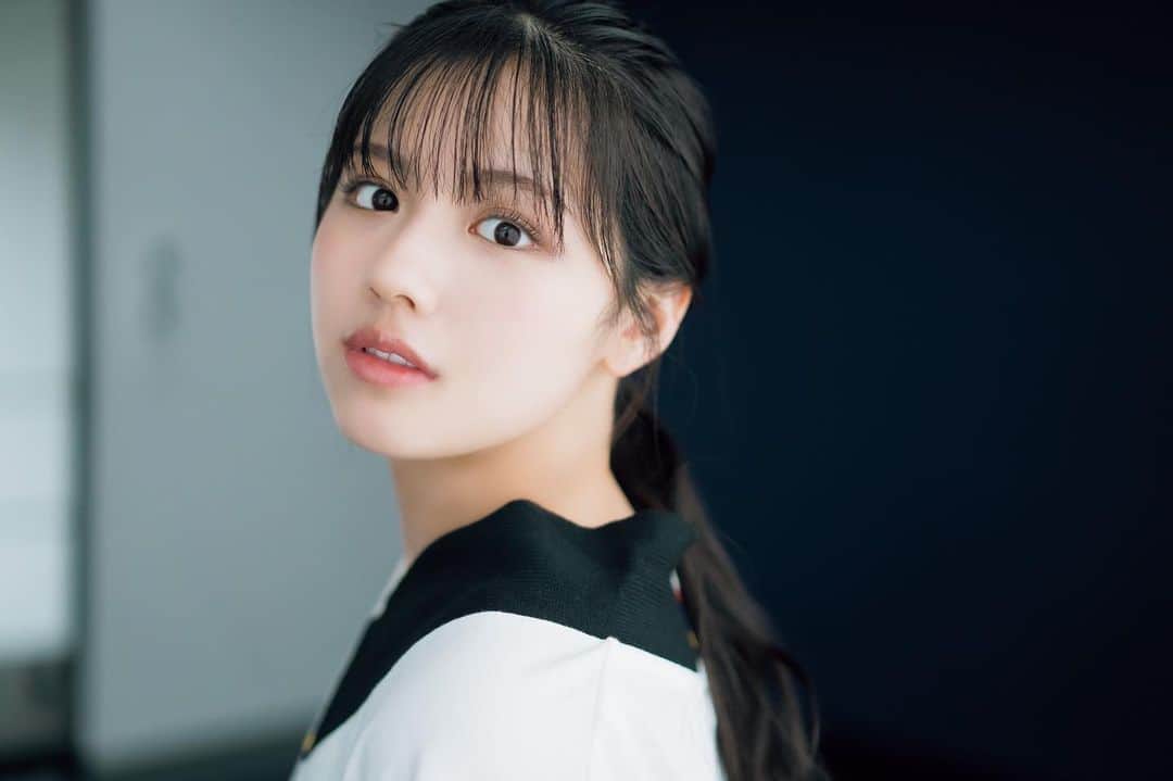 週刊少年マガジンのインスタグラム：「2022年5月25日（水）発売の、「#週刊少年マガジン 」26号に、女優・モデル・バラエティーなど多彩に活躍中、「#日向坂46 」の#丹生明里 さん、#渡邉美穂 さん、#金村美玖 さんが登場！  6月1日に発売する最新シングル『僕なんか』での活動をもって卒業を発表した “#べみほ ” こと渡邉美穂さんと、全員2期生＋同じ埼玉県出身メンバーとしてグループの中でも随一に仲のいい金村美玖さん、丹生明里さんの3人を撮り下ろし✨  -----  撮影 / YOROKOBI スタイリング / 優哉 ヘアメイク / 遠山祐紀 / 宇賀持萌 / 渋谷絵里奈 デザイン / 坂上和也（banjo）」