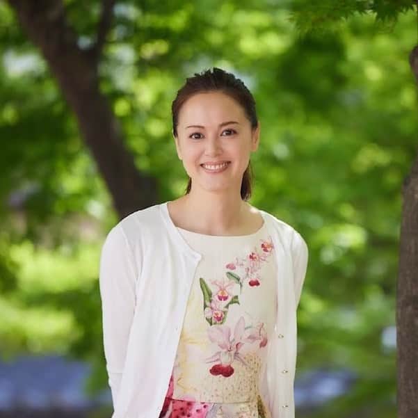 小田茜のインスタグラム：「皆様　こんにちは！ 新緑の季節　いかがお過ごしでしょうか？  暑かったり 雨が降ったり 大忙しですね。  私は6月12日のヨガイベント @life_tuning_days に向け、 仕事の合間にトレーニングに励んでます。  1人でも多くの方にお会いしたいです！  チケットも残り少なくなってきました。 是非いらして下さいね。 お会いできる日を楽しみにしております！  チケット購入はこちら😉 https://bit.ly/3lnaY2y  #小田茜 #女優小田茜 #ヨガ #ヨガインストラクター #渋谷ストリーム #いつもありがとうございます」