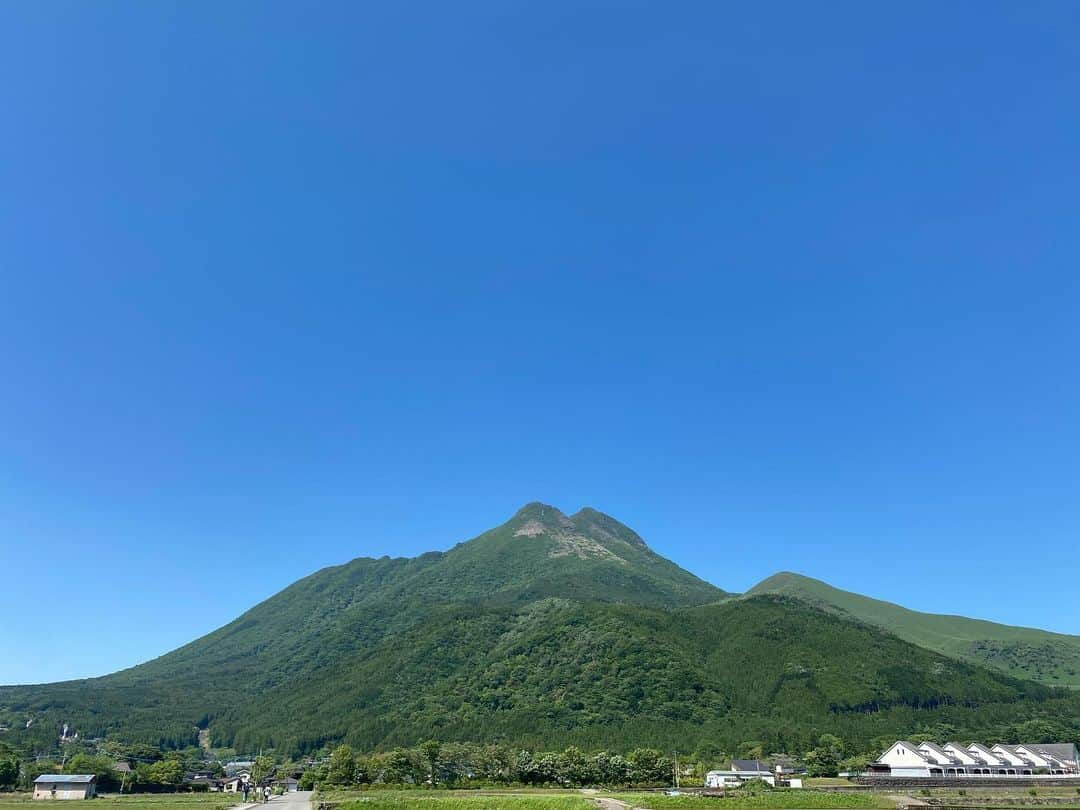 ゆふいん温泉　日の春旅館さんのインスタグラム写真 - (ゆふいん温泉　日の春旅館Instagram)「今日の空の色と由布岳は半端ない。 あー登りたい。  https://www.hinoharu.jp ホームページはプロフィール画面に記載のURLよりご覧ください。  #新しいおおいた #由布院 #湯布院  #大分県 #旅館 #温泉 #旅行  #由布岳 #飯盛ヶ城 #辻馬車 #登山 #登山日和 #キャンプ #キャンプ日和 #露天風呂 #新緑 #yufuin #ryokan #hinoharu #mountain #onsen #bath #travel #running #유후인 #hotsprings」5月27日 16時30分 - hinoharu_ryokan