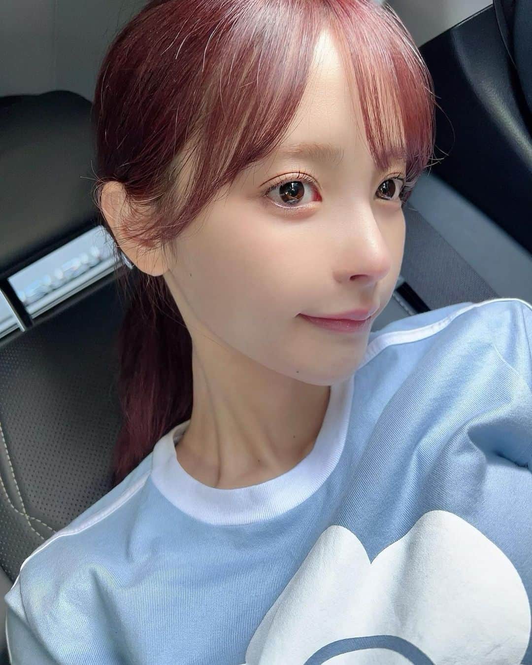 のインスタグラム：「メイクしてなくてもまつ毛が上がってるだけでだいぶマシに見えるのでありがたい〜☺️  今回も上下のパーマとアイブロウのブラジリアンをやってもらったよ！ パリジェンヌじゃない方のメニューで目尻は流したデザインにしてもらってるよ👀  @chipieee_ila @ila_ayaka   ありがとうございました❤︎」