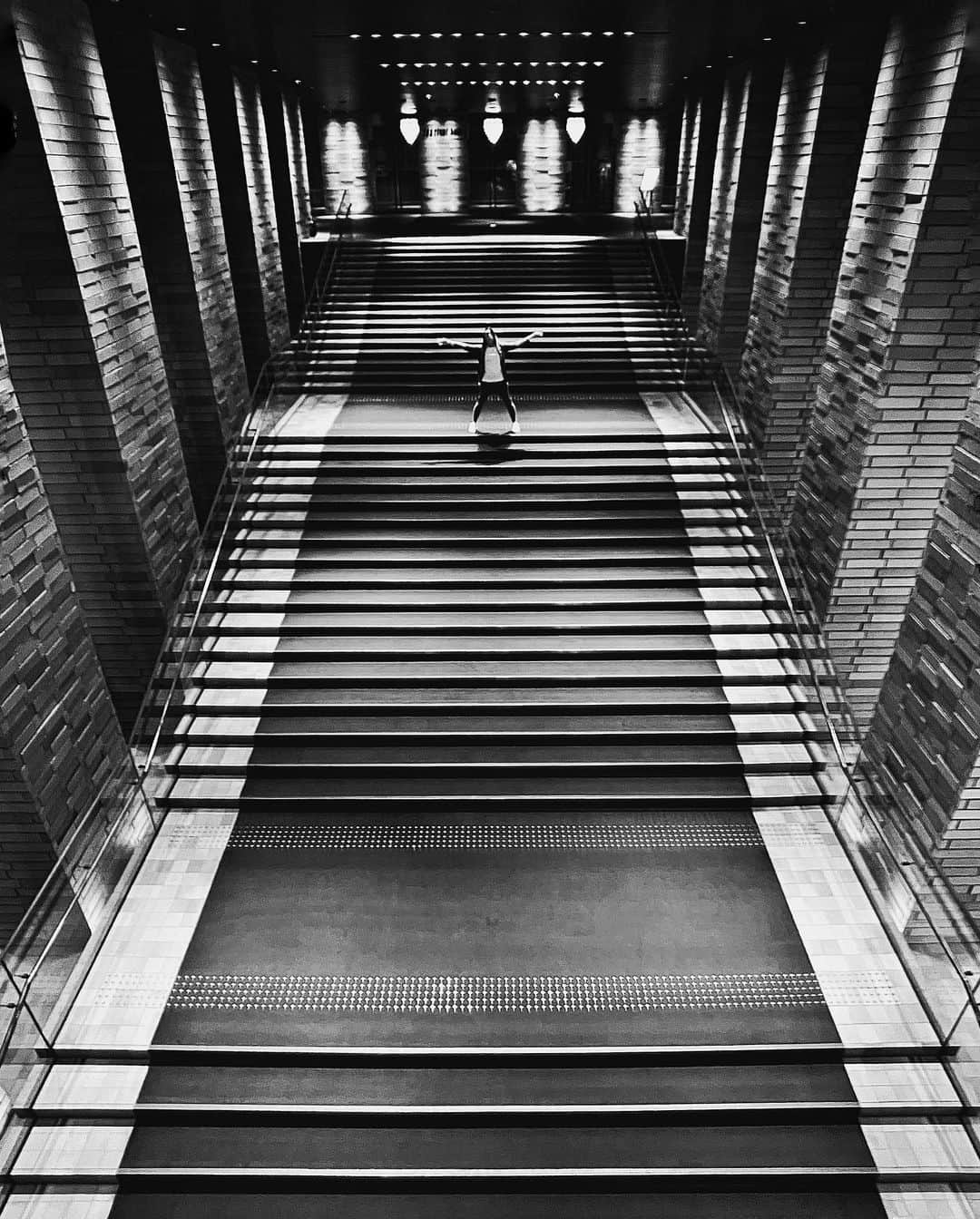 kazuのインスタグラム：「#shotoniphone #iPhoneSE3#bnw_rose #bw_perfect #flair_bnw#blacknwhite_perfection #jj_blackwhite #bnw_zone #bnw_quebec #streetGeometry_BW #BNWP_2022 #streetbnw  #street_perfection #bw_addiction #princely_bw #bw_phototrip #igersjp #team_jp_モノクロ #BWGrammer #tokyo_grapher #ShotOn_TG #tg_zdwide_pro #tg_wide #bnw_artstyle #__bnwart＿ #bnw_experimentalism #rustlord_bnw #temma20220515 #ヨコガミさん」