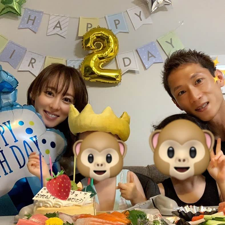 秋山莉奈さんのインスタグラム写真 - (秋山莉奈Instagram)「次男くん、先日２歳になりました✨ 早いなぁ〜 最近は、言葉数も増えて会話が楽しくなってきました🥰  長男に憧れていて、 何でもお兄ちゃんの真似っこ♡ アンパンマンよりピカチュウやカービィが好きなおませさんです♡  でも、男同士の兄弟喧嘩は激しめ🤣  #2歳児#５歳差#5歳差育児#男の子ママ#秋山莉奈」5月27日 17時24分 - akiyama_rina