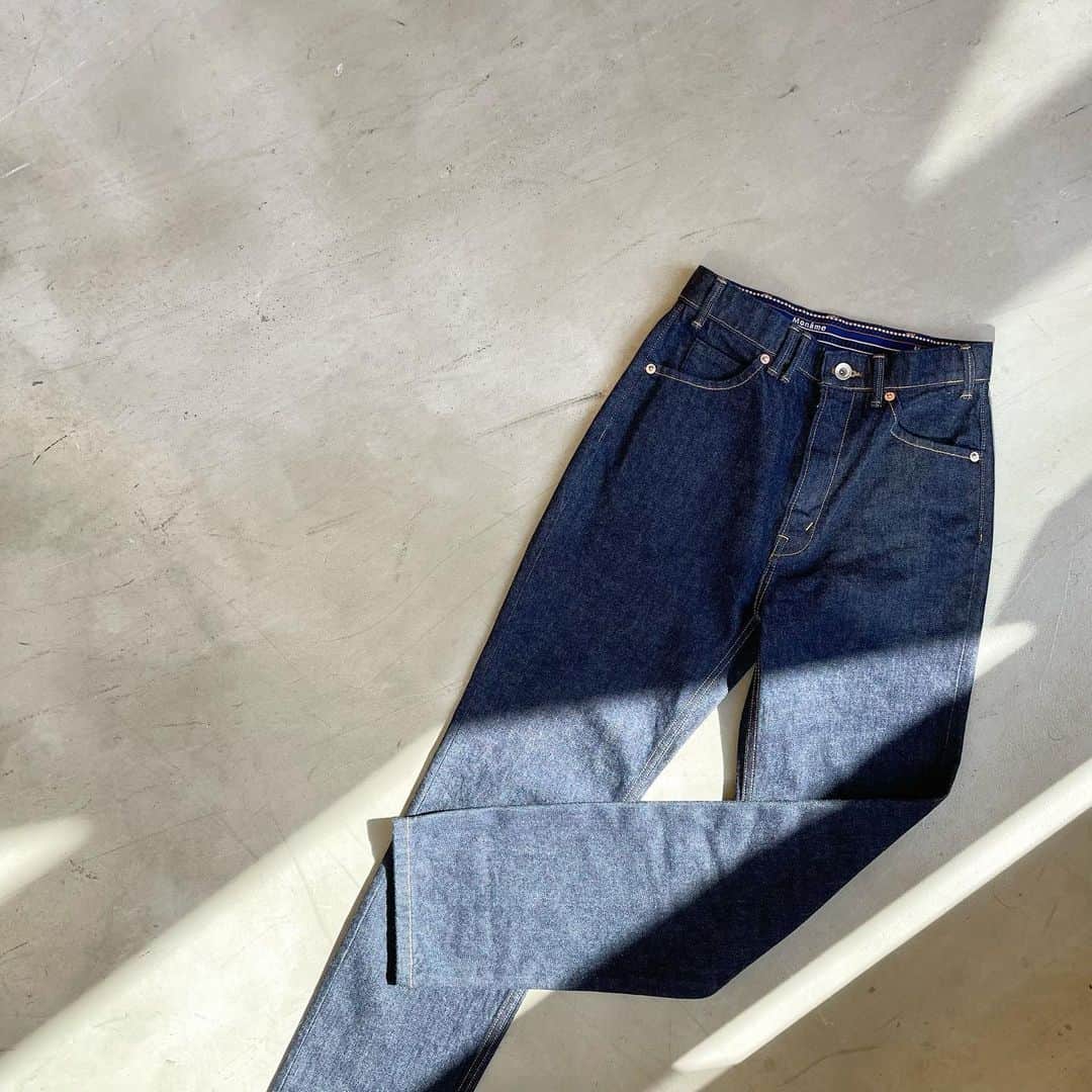 Moname Official Instagramのインスタグラム：「. 太すぎないスリムな女性らしいシルエット。  綿100%のような表情でありながら 履き心地が快適なのもポイント🌿 . ELASTIC SLIM STRAIGHT  No.41121302 col.RIN ¥18,700 . #moname #22ss #デニム #コーデ#モナーム #instagramfashion #denim #moname_code #jeans #デニム#ストレッチデニム」