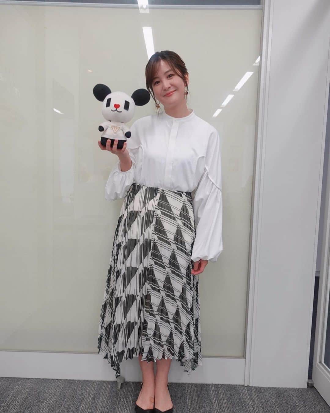のインスタグラム：「. #ゴーちゃん。 コーデでした🐼 このあと、よる6時50分から #ザワつく金曜日　で入手困難#お取り寄せスイーツ の購入に挑戦しました💨💨💨 ぜひご覧ください✨ . ブラウス・スカート @miesrohe_ アクセサリー @haku_fleur  #アナウンサー#衣装#ブラウス#スカート#夏コーデ#ootd #fashion #아나운서 #パンダ#モノクロ#モノクロコーデ」