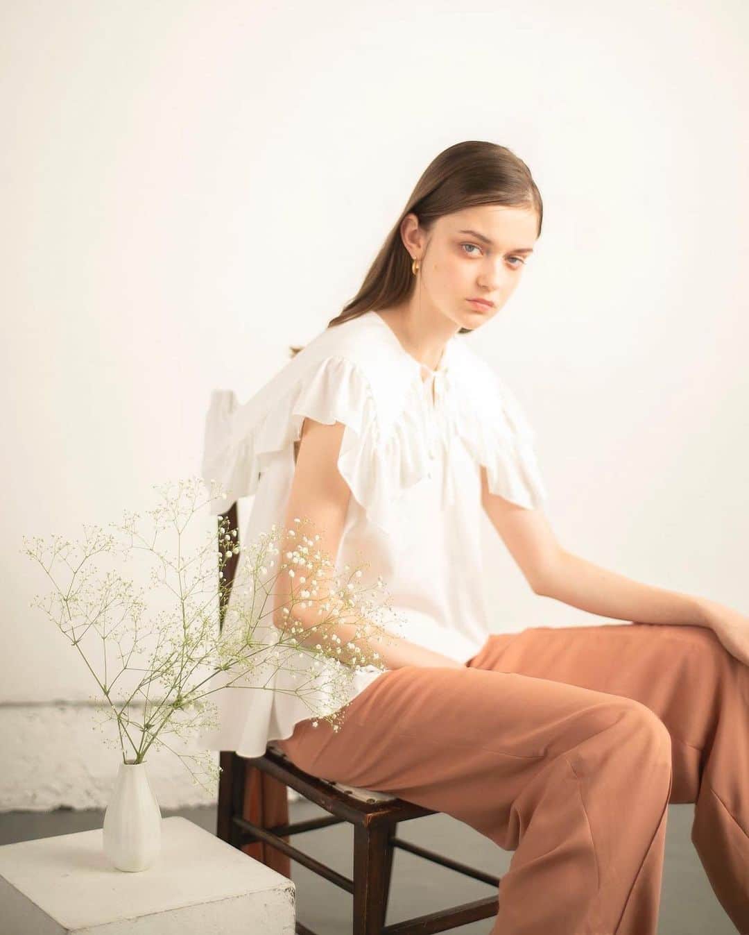 Ninamew official instagramのインスタグラム：「2022 spring / summer ⁡ 単調になりがちな夏の着こなし。 夏のボトムをブラッシュアップするのは 旬のビッグカラーブラウス。 ⁡ Vネックから広がるビッグカラーが 顔まわりをすっきりと見せてくれるうえに、 肩周りをカバーし華奢な印象に見せてくれる うれしい効果も！ 甘過ぎないように落ち感のある素材で仕上げました。 一枚でももちろん、Tシャツやカーディガンなどと合わせて レイヤードアイテムとしても楽しめます♡ ⁡ blouse ¥19,800 tax in ⁡ ⁡ 🛒ONLINE SHOP 各リンクよりご覧下さい🔗 ⁡ OFFICIAL▶︎TOPページリンク ZOZOTOWN▶︎ストーリーズリンク RAKUTEN▶︎ @ninamew_rakutenshop TOPページリンク ⁡ #Ninamew#Ninamew_official#zozotown#ニーナミュウ」