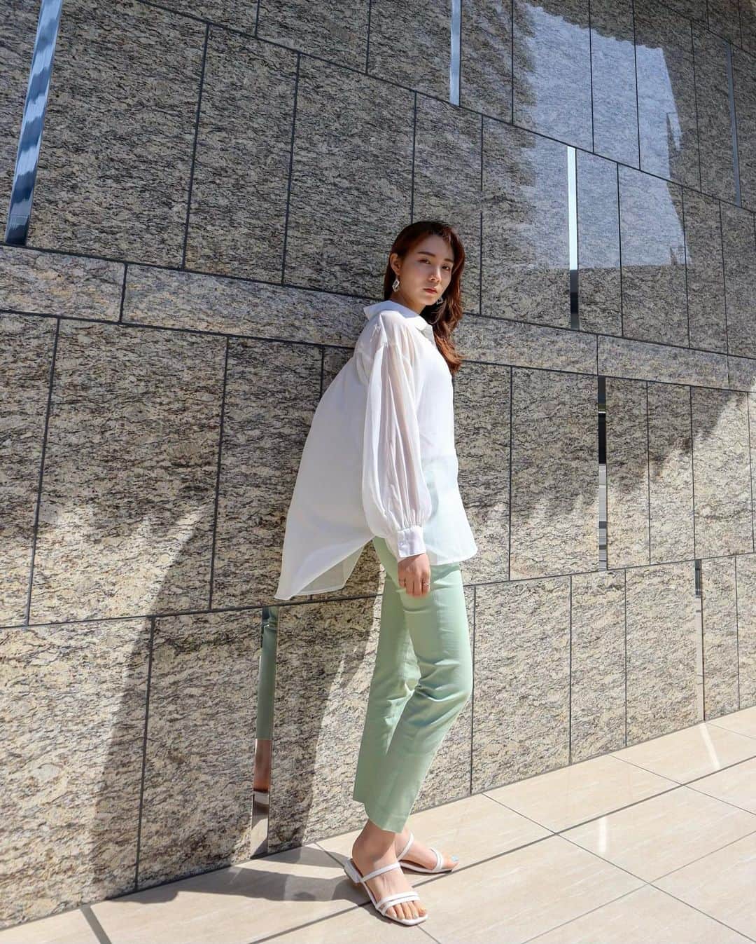 利水翔のインスタグラム：「. ぐっと夏の様な気候に なってきましたね😳✨ ⁡ あっ。 その前にそろそろ梅雨かなー？☔️🥺 ⁡ ⁡ ⁡ ⁡ ⁡ ⁡ ⁡ #きれいめカジュアル #ootd #きれいめコーデ #pantscode  #casual #theory #セオリー」