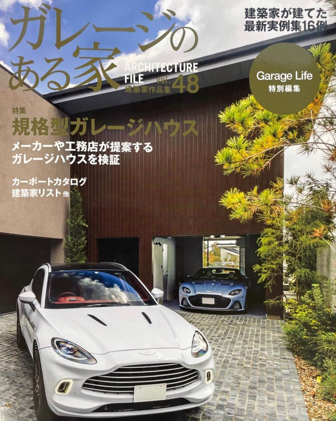 ザウス住宅プロデュースさんのインスタグラム写真 - (ザウス住宅プロデュースInstagram)「【雑誌掲載】 発売中の「ガレージのある家 vol.48」発行／株式会社ネコ・パブリッシングにて、ザウスのガレージハウスが掲載されています！ 　　　　 是非ご覧くださいませ✨ 　　 　　　 …#ガレージのある家vol48 Garage Life特別編集 建築家が建てた最新事例集16例 特集 規格型ガレージハウス メーカーや工務店が提案するガレージハウスを検証    「クルマの購入をきっかけに、注文をした大きなガレージハウス」p.98〜 　　　 　　　 #garagehouse#garage#car #home#architecture#design#zaus #book#ガレージのある家#48 #garagelife #兵庫 #ザウス#ガレージハウス #建築#建築家との家づくり#暮らしを楽しむ #ザウス雑誌掲載情報」5月27日 19時08分 - zaus_producer