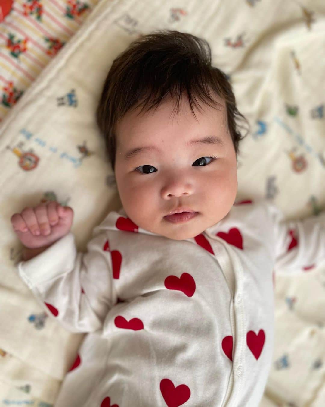 濱中鮎子のインスタグラム：「もうすぐ4ヶ月。  忘れ得ぬ痛みと引き換えに まぁるい命が誕生したあの日、 とてつもない宝物に出会った喜びで ガッツポーズをした。  今回は出産の記録すら残せない産後生活を送ってきたゆえ、あっという間に一歳を迎えるんだろうなと。　  昨日の健診で、母子手帳に2号の名前を書いていないことに気付いた。  私と同じお母さんがチラホラいてなんだかマスクの下でニヤけてしまった。  1号のときにちゃんと付けていた生活の記録は今回は2週間くらいで忘れ去った。笑  7.5kg、63cm程になり、ちょっとビッグ感ありますが、目が合うたびに笑顔を向けてくれる愛おしい存在です。  なんだか穏やかな陽だまりのような2号に助けられ続けた4ヶ月。  もうすぐ社会にデビューします。 みんなに育ててもらって、ゆっくりおおきくなってね。 母ちゃんは一番近くにいます。  #2号の成長録 #目があうだけで笑うけど #携帯向けると不思議そうな顔になる😂 #まつ毛は目尻長め #あああ好き #姉妹への憧れ」