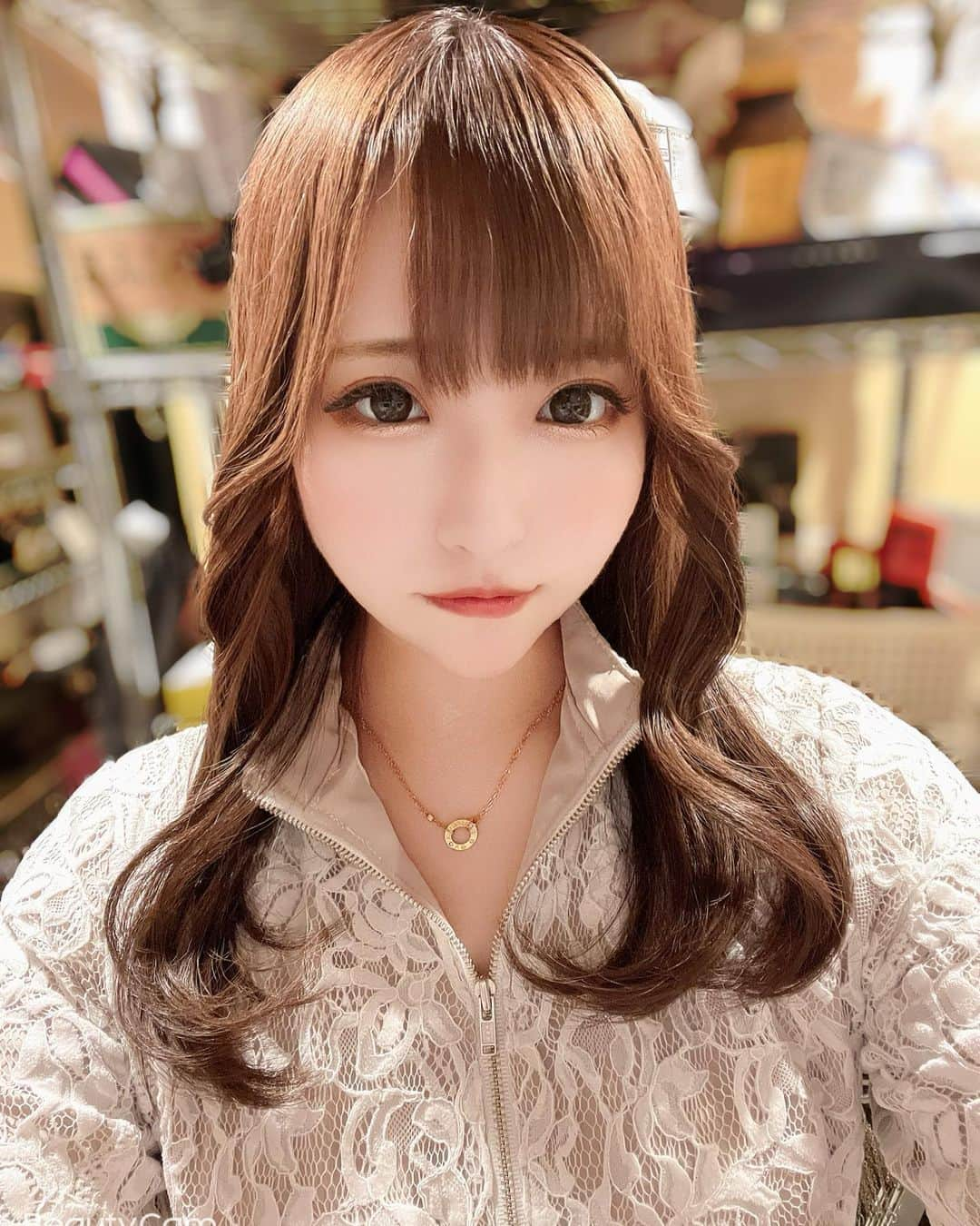 宮下まひろのインスタグラム：「久しぶりに自撮りした🤳 髪の毛ころころ変わる  #池袋 #池袋エンジェルフェザー #エンジェルフェザー　 #エンジェルフェザー池袋 #キャバクラ #キャバ　 #キャバ嬢」