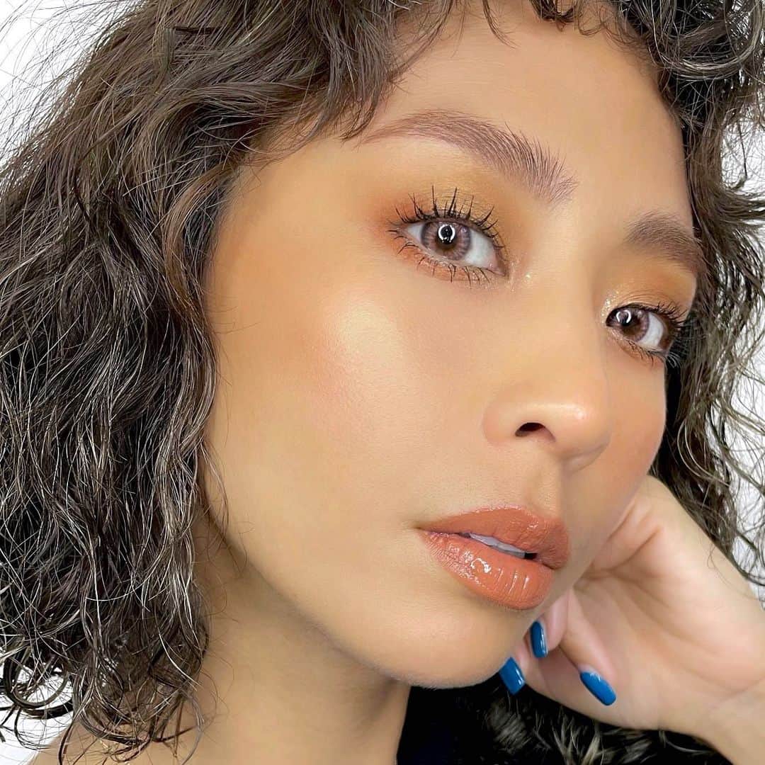 M∙A∙C Cosmetics Japanのインスタグラム：「2022SS #MACTREND 爽やかな夏の訪れを感じる #ORANGESPRITZ ルックがトレンドイン🧡活気に満ちたオレンジで、笑顔の似合う明るい印象に✨ 　 ＜ルック使用製品＞ ＊EYES ・クリーム カラー ベース：インプロパー コッパー（ベース） ・パウダー キス アイシャドウ：ディーズ バッグス アー デザイナー（まぶた全体） ・スモール アイシャドウ：ルール（上下目尻） ・スモール アイシャドウ：アンバー ライト（黒目上） ・ダズルシャドウ リキッド：フラッシュ アンド ダッシュ（目頭） 　 ＊FACE ・グロー プレイ ブラッシュ：グルービー（チーク） ・M·A·C ミネラライズ スキンフィニッシュ：チーキー ブロンズ（ハイライト）   ＊LIPS ・リップ ぺンシル：ストリップダウン  ・ラブ ミー リップスティック：ワット アイ セイ ゴーズ  ・パワーガラス プランピング リップ グロス：テン シングズ アイ ヘイト ア パウト ユー」