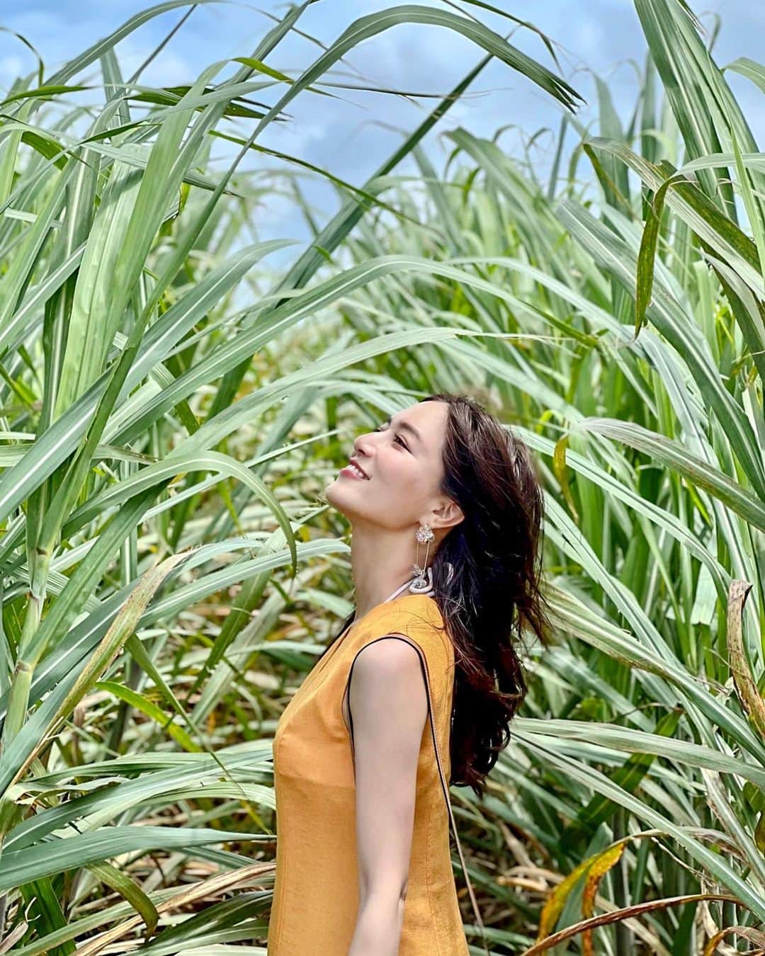 石井里奈さんのインスタグラム写真 - (石井里奈Instagram)「こんばんは🧡 今夜も沖縄編✨ さとうきび畑へ🌿📸 なんだかパワーをもらえる場所でした🌵 . hat... @helen_kaminski  dress... @diagramofficial  sandals... @hermes  bag... @loewe  . お気に入りのビタミンカラーのワンピース💛これも @mikko1104 ちゃんが着ていたやつ🧡笑 このオレンジカラーすごくこだわられてるカラーみたいで絶妙なの！肌も綺麗に見えるし派手すぎないしすごく可愛い😍❤️ ルックのまねして麦わら帽子と一緒に👒3年前くらいオーストラリアのゴールドコーストマラソン完走した記念に買ったヘレンの帽子🙆‍♀️ずっと使えてて本当いい👏 . 今週もお疲れ様でした❣️ . #りなまるコーデ #沖縄 #okinawa #沖縄旅行 #沖縄観光 #沖縄ホテル #さとうきび畑 #沖縄好きな人と繋がりたい #インスタ映えスポット #コーディネート #コーデ #夏コーデ #夏服コーデ #diagram #ダイアグラム #ファッション #オレンジカラー #オレンジ #オレンジコーデ #ビタミンカラー #helenkaminski #ヘレンカミンスキー #麦わら帽子 #hermes #畑 #さとうきび #loewe #ロエベ #リゾートコーデ #リゾート」5月27日 20時01分 - ri7tin1025