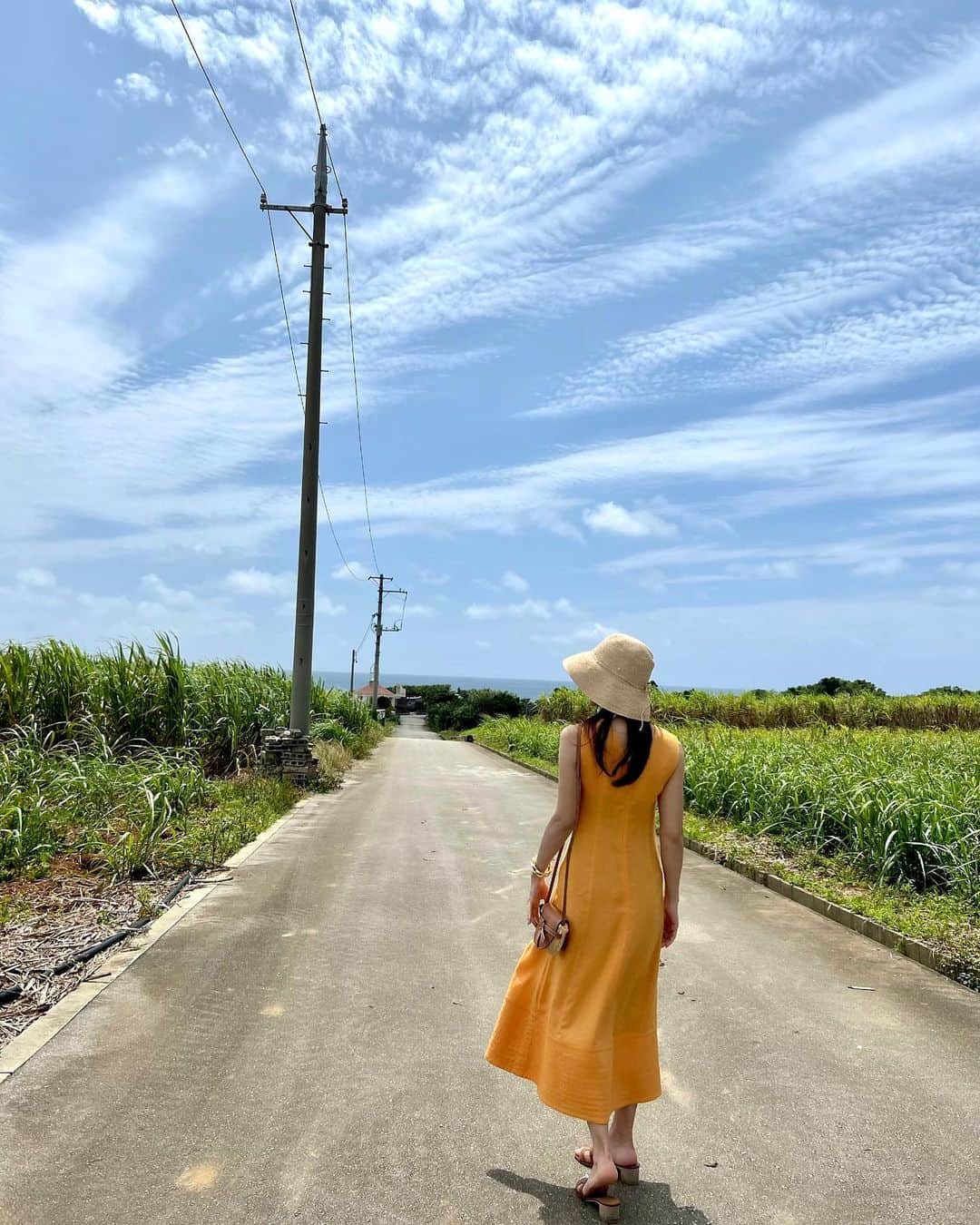 石井里奈さんのインスタグラム写真 - (石井里奈Instagram)「こんばんは🧡 今夜も沖縄編✨ さとうきび畑へ🌿📸 なんだかパワーをもらえる場所でした🌵 . hat... @helen_kaminski  dress... @diagramofficial  sandals... @hermes  bag... @loewe  . お気に入りのビタミンカラーのワンピース💛これも @mikko1104 ちゃんが着ていたやつ🧡笑 このオレンジカラーすごくこだわられてるカラーみたいで絶妙なの！肌も綺麗に見えるし派手すぎないしすごく可愛い😍❤️ ルックのまねして麦わら帽子と一緒に👒3年前くらいオーストラリアのゴールドコーストマラソン完走した記念に買ったヘレンの帽子🙆‍♀️ずっと使えてて本当いい👏 . 今週もお疲れ様でした❣️ . #りなまるコーデ #沖縄 #okinawa #沖縄旅行 #沖縄観光 #沖縄ホテル #さとうきび畑 #沖縄好きな人と繋がりたい #インスタ映えスポット #コーディネート #コーデ #夏コーデ #夏服コーデ #diagram #ダイアグラム #ファッション #オレンジカラー #オレンジ #オレンジコーデ #ビタミンカラー #helenkaminski #ヘレンカミンスキー #麦わら帽子 #hermes #畑 #さとうきび #loewe #ロエベ #リゾートコーデ #リゾート」5月27日 20時01分 - ri7tin1025