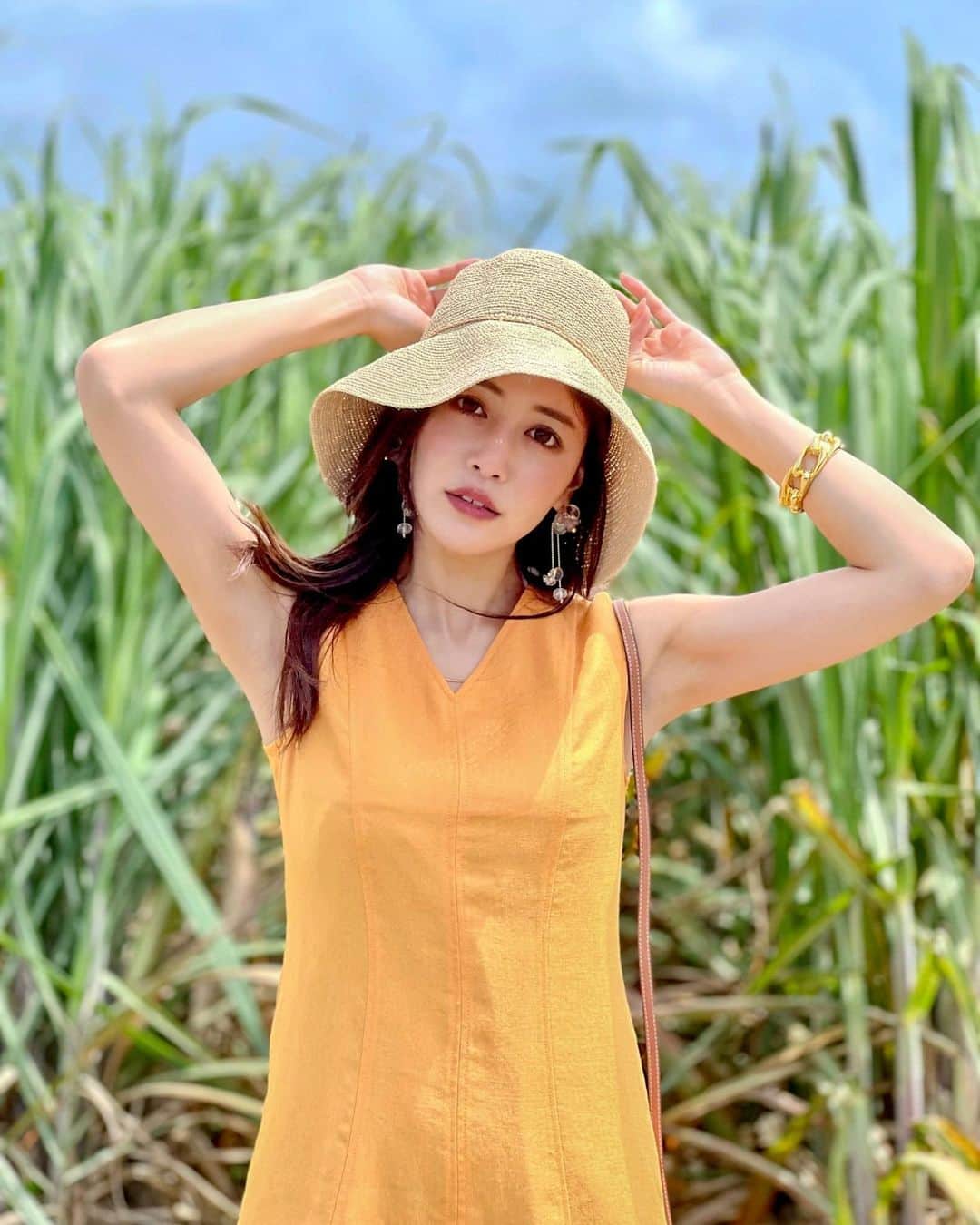 石井里奈さんのインスタグラム写真 - (石井里奈Instagram)「こんばんは🧡 今夜も沖縄編✨ さとうきび畑へ🌿📸 なんだかパワーをもらえる場所でした🌵 . hat... @helen_kaminski  dress... @diagramofficial  sandals... @hermes  bag... @loewe  . お気に入りのビタミンカラーのワンピース💛これも @mikko1104 ちゃんが着ていたやつ🧡笑 このオレンジカラーすごくこだわられてるカラーみたいで絶妙なの！肌も綺麗に見えるし派手すぎないしすごく可愛い😍❤️ ルックのまねして麦わら帽子と一緒に👒3年前くらいオーストラリアのゴールドコーストマラソン完走した記念に買ったヘレンの帽子🙆‍♀️ずっと使えてて本当いい👏 . 今週もお疲れ様でした❣️ . #りなまるコーデ #沖縄 #okinawa #沖縄旅行 #沖縄観光 #沖縄ホテル #さとうきび畑 #沖縄好きな人と繋がりたい #インスタ映えスポット #コーディネート #コーデ #夏コーデ #夏服コーデ #diagram #ダイアグラム #ファッション #オレンジカラー #オレンジ #オレンジコーデ #ビタミンカラー #helenkaminski #ヘレンカミンスキー #麦わら帽子 #hermes #畑 #さとうきび #loewe #ロエベ #リゾートコーデ #リゾート」5月27日 20時01分 - ri7tin1025