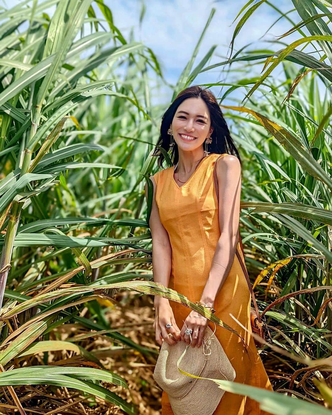 石井里奈さんのインスタグラム写真 - (石井里奈Instagram)「こんばんは🧡 今夜も沖縄編✨ さとうきび畑へ🌿📸 なんだかパワーをもらえる場所でした🌵 . hat... @helen_kaminski  dress... @diagramofficial  sandals... @hermes  bag... @loewe  . お気に入りのビタミンカラーのワンピース💛これも @mikko1104 ちゃんが着ていたやつ🧡笑 このオレンジカラーすごくこだわられてるカラーみたいで絶妙なの！肌も綺麗に見えるし派手すぎないしすごく可愛い😍❤️ ルックのまねして麦わら帽子と一緒に👒3年前くらいオーストラリアのゴールドコーストマラソン完走した記念に買ったヘレンの帽子🙆‍♀️ずっと使えてて本当いい👏 . 今週もお疲れ様でした❣️ . #りなまるコーデ #沖縄 #okinawa #沖縄旅行 #沖縄観光 #沖縄ホテル #さとうきび畑 #沖縄好きな人と繋がりたい #インスタ映えスポット #コーディネート #コーデ #夏コーデ #夏服コーデ #diagram #ダイアグラム #ファッション #オレンジカラー #オレンジ #オレンジコーデ #ビタミンカラー #helenkaminski #ヘレンカミンスキー #麦わら帽子 #hermes #畑 #さとうきび #loewe #ロエベ #リゾートコーデ #リゾート」5月27日 20時01分 - ri7tin1025