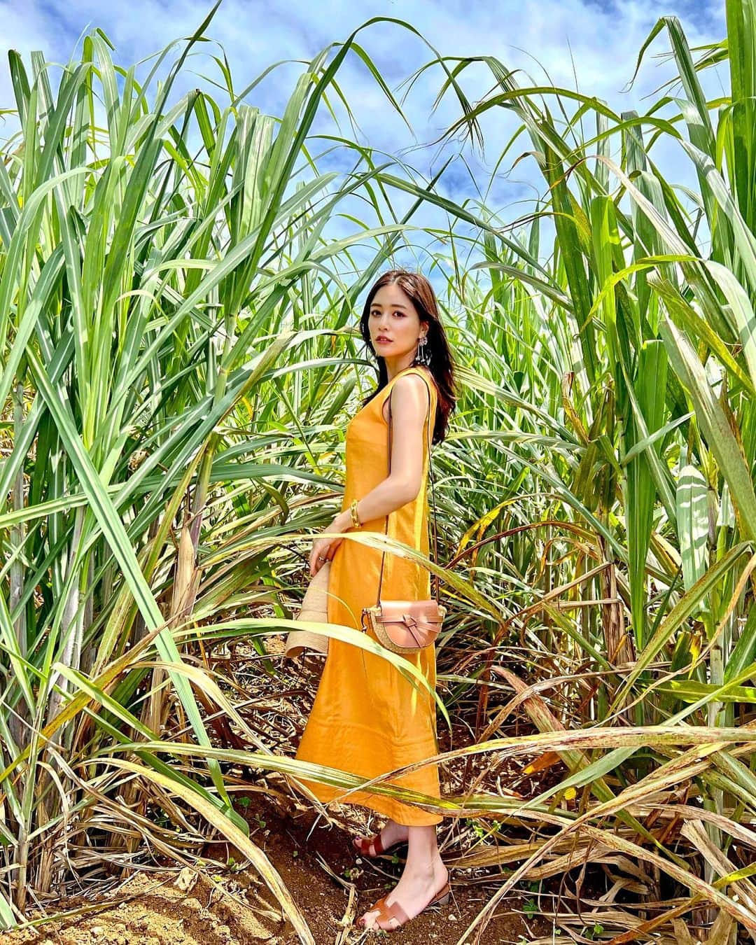 石井里奈さんのインスタグラム写真 - (石井里奈Instagram)「こんばんは🧡 今夜も沖縄編✨ さとうきび畑へ🌿📸 なんだかパワーをもらえる場所でした🌵 . hat... @helen_kaminski  dress... @diagramofficial  sandals... @hermes  bag... @loewe  . お気に入りのビタミンカラーのワンピース💛これも @mikko1104 ちゃんが着ていたやつ🧡笑 このオレンジカラーすごくこだわられてるカラーみたいで絶妙なの！肌も綺麗に見えるし派手すぎないしすごく可愛い😍❤️ ルックのまねして麦わら帽子と一緒に👒3年前くらいオーストラリアのゴールドコーストマラソン完走した記念に買ったヘレンの帽子🙆‍♀️ずっと使えてて本当いい👏 . 今週もお疲れ様でした❣️ . #りなまるコーデ #沖縄 #okinawa #沖縄旅行 #沖縄観光 #沖縄ホテル #さとうきび畑 #沖縄好きな人と繋がりたい #インスタ映えスポット #コーディネート #コーデ #夏コーデ #夏服コーデ #diagram #ダイアグラム #ファッション #オレンジカラー #オレンジ #オレンジコーデ #ビタミンカラー #helenkaminski #ヘレンカミンスキー #麦わら帽子 #hermes #畑 #さとうきび #loewe #ロエベ #リゾートコーデ #リゾート」5月27日 20時01分 - ri7tin1025