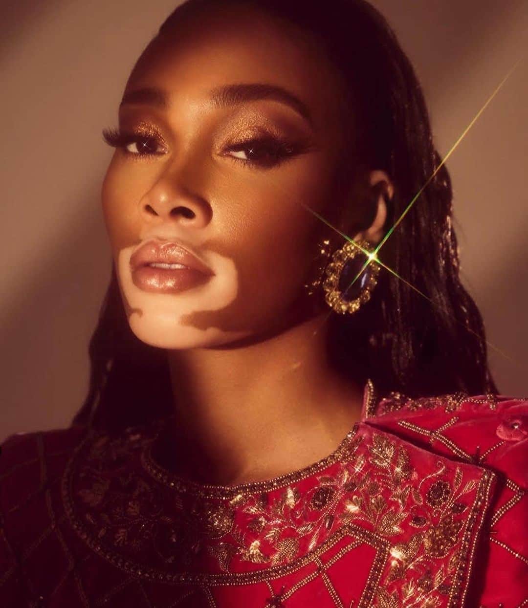 August Gettyさんのインスタグラム写真 - (August GettyInstagram)「@winnieharlow is wearing  Vibration I from the TINITUS collection.  Cape in French silk velvet “velours de Lyon” withhand embroidered gold bullion thread and Swarovskicrystals. Embroideries are reminiscent of “Black-work”, an elegant, monochrome form of embroiderythat was traditionally used to decorate clothingaccessories such as caps, collars, cuffs and sleevesthroughout Europe in the 16th and 17th centuries.」5月28日 6時55分 - augustgettyatelier