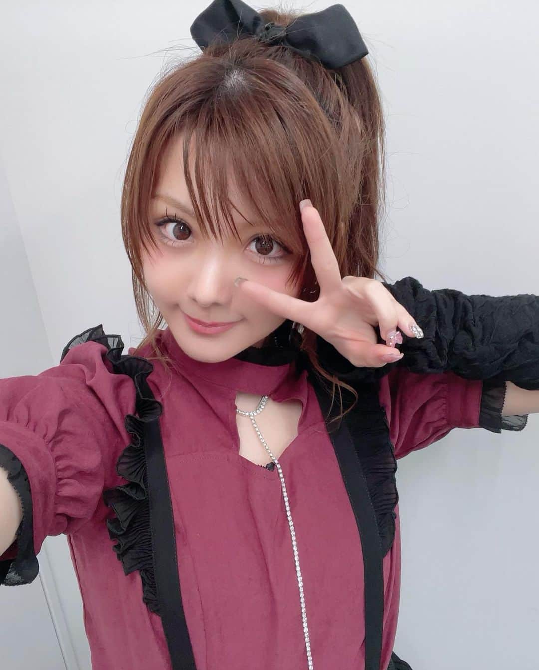 のインスタグラム：「. 今日のAbema クロちゃんとクルーちゃん見てくださったみなさん、コメントくださったみなさんありがとうございました⸝⸝ᵕ ᵕ⸝⸝💙  今日2回も当てれたぞぉ❤️‍🔥嬉しい♬ そしてみんながたくさんコメントしてくれると コメント数ごとにアカペラで歌えるっちゃけど、それも毎回楽しい♡ 何歌ってほしいかその日のTwitterで聞くけん考えておいてね♪̊̈ 久々の『令和のれいな』歌えて楽しかったぁ(*´艸`)  今日の衣装はこんな感じ！ おしゃれかわいくて大好き💜💗🖤 ・‥…━━━☞・‥…━━━☞ #れーなこーで #イートミー #グレイル #EATME #GRL #photo #Instagram」