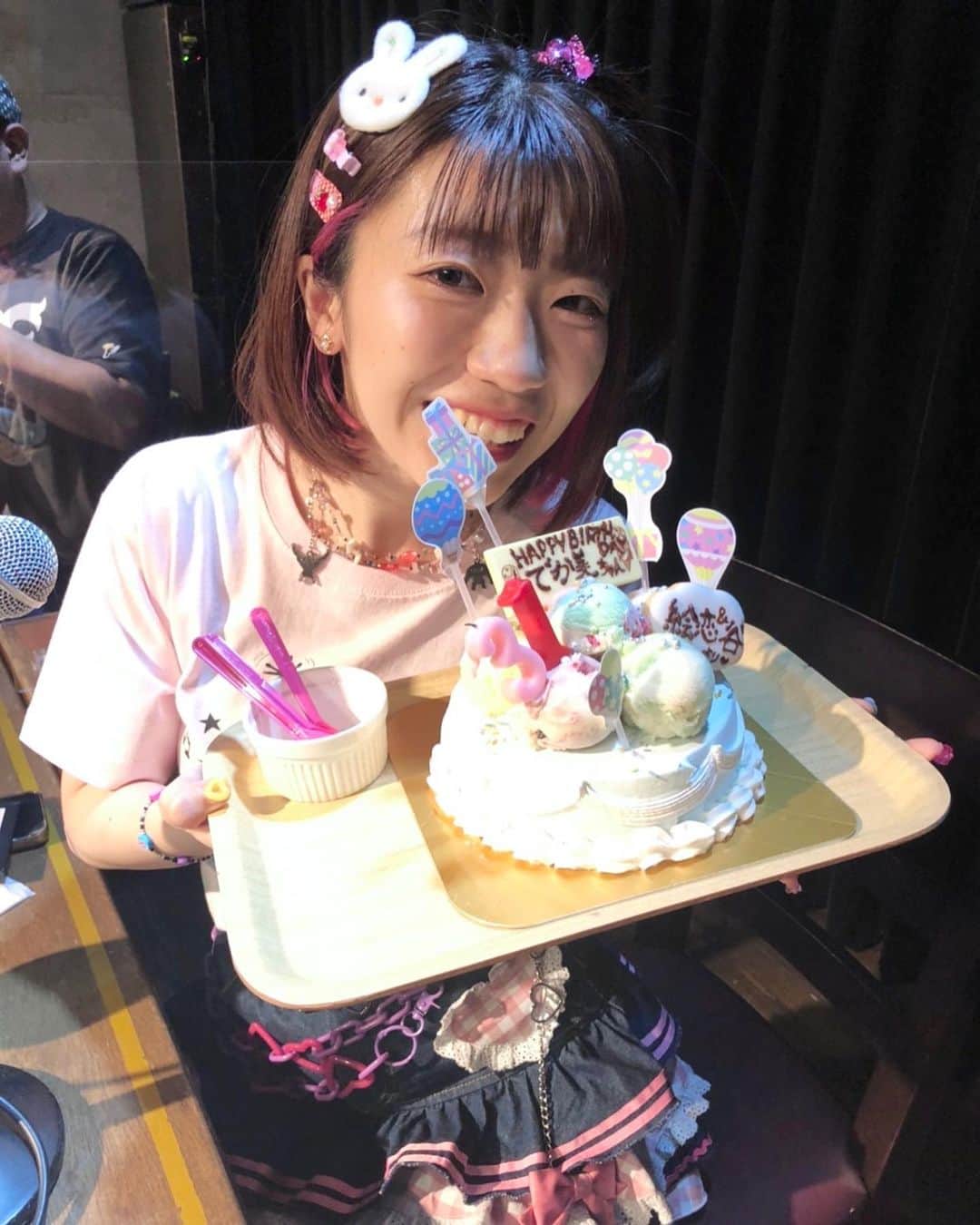 ぱいぱいでか美のインスタグラム：「載せそびれバースデー🎂 . photo by 絵恋ちゃん @aiueren125 こどもの日にイベントしてこども服着た日に祝ってもらった写真🫶🏻 めちゃくちゃ喜んでるの丸わかりで 気に入ってる写真なのに載せ忘れてた！ もうお誕生日から何週間も経ってるのに 未だに仕事先で祝っていただくことがあり 本当にありがとうございます🥲💗 まだもう少しあるけど幸せな誕生月でした💚 . #でか美ちゃん」