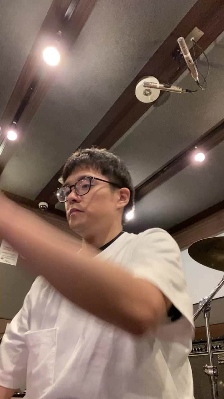 のインスタグラム：「・ #アニソンだいすきっ 告知！ ・キーワード三つもらって即興で曲作る！ ・アニソンリクエスト に答える！ てのをやってます！  【アニソン×トーク×バラエティライブ】 ◆5/29（日）18:30〜19:30 ◆BANBANBANの #アニソンだいすきっ！vol.2@ 渋谷ヨシモト∞ドーム1 ◆前売 2500円 ◆ゲスト: 安月名莉子 R藤本 バーバリアン谷川 ふりいくっ！ https://ty.funity.jp/ticket/show/page?clientid=yoshimoto&show=YM22052918&sno=2&skb=1&showno=1」