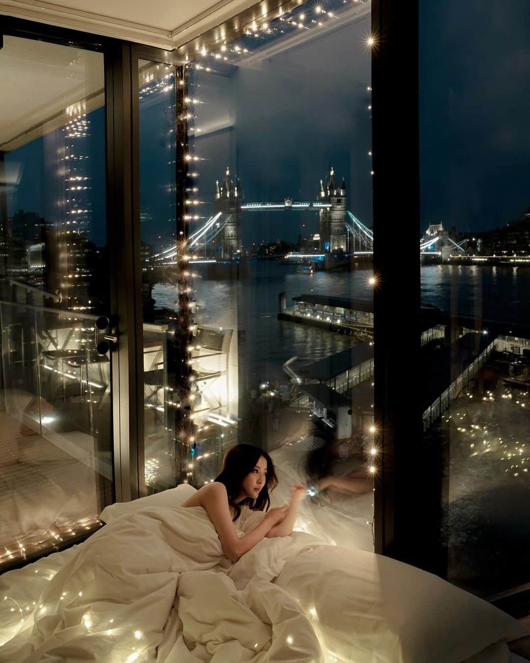 Giann Chanのインスタグラム：「🌙At night everything is more intense, more true. The echo of words that have been spoken during the day takes on a new and deeper meaning.  @chevalcollection @visitlondon #chevalthreequays」