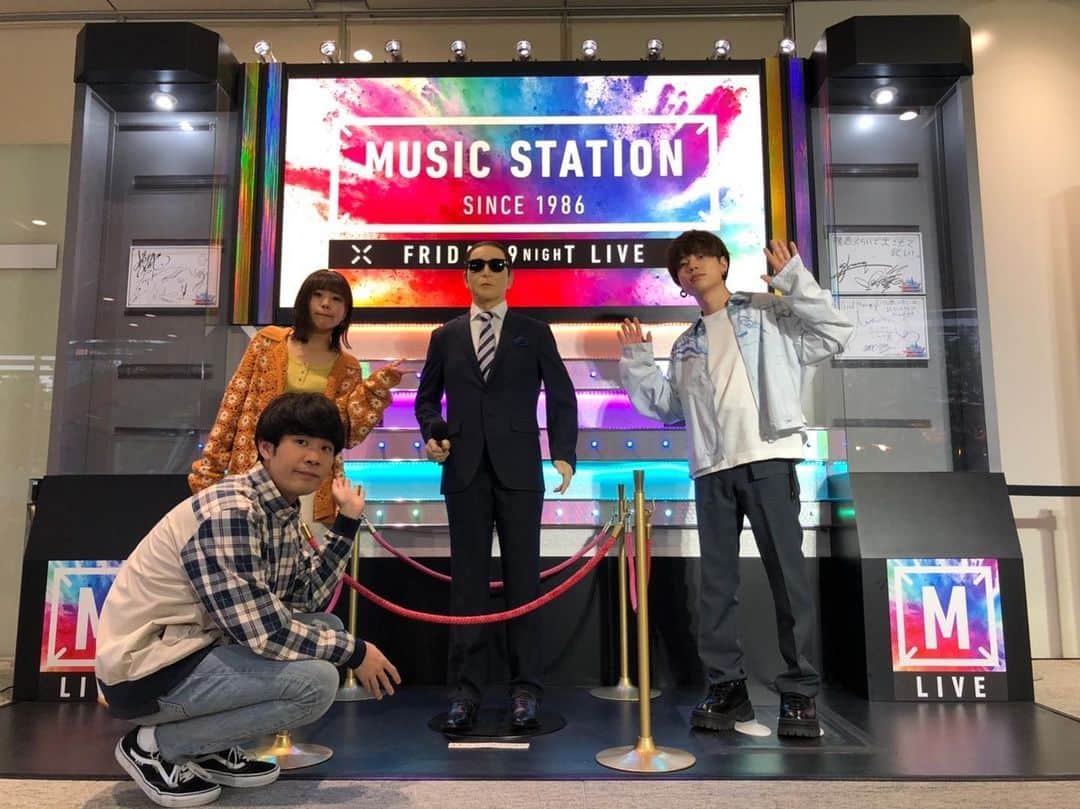 石原慎也のインスタグラム：「Mステありがとうございました！  miletさんめちゃくちゃ歌う時かっこいいし曲も最高。 ずっと体で乗ってしまってた。  あいみょんはいつも通りニコニコ話してくれて嬉しかったし 歌うとあっという間にあいみょんの魅力でスタジオは包まれた。  日向坂のみなさんダンスあんなに間近でみた事なかったので 凄すぎて目を奪われた！すごく丁寧な方々でCD頂き嬉しかった！  Hey!Say!JUMPの皆さん超かっこいいしみんな話して下さって 優しかった。ありがとうございました！！  #Mステ」