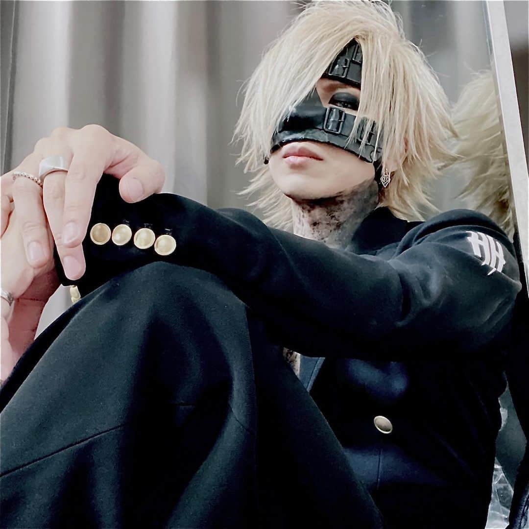 のインスタグラム：「Thank you for celebrating my birthday.👍🏻 I love you!!!!!🤘🏻 #thegazette」
