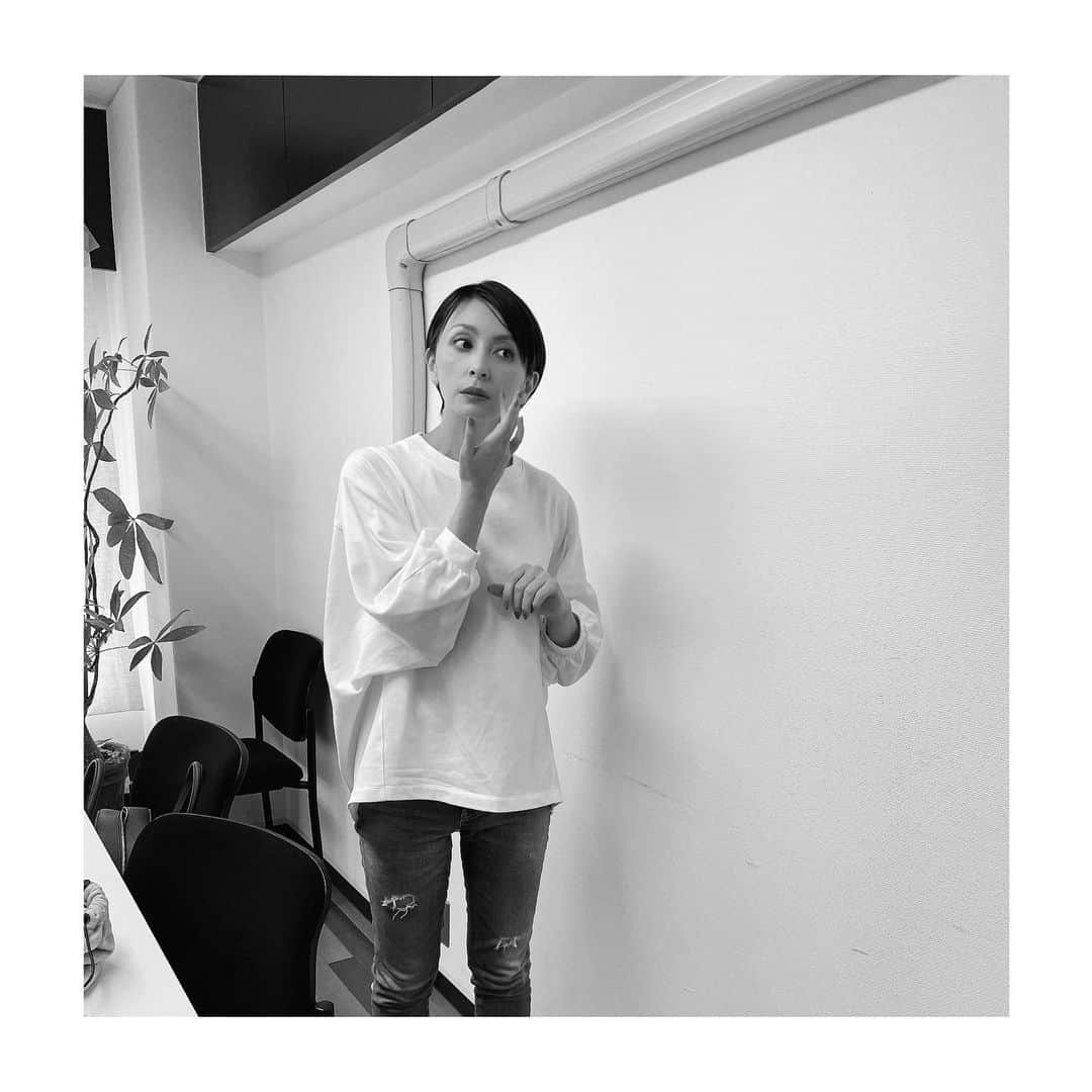 奥菜恵さんのインスタグラム写真 - (奥菜恵Instagram)「今日は金曜でしたね。もう金曜なのか、やっと金曜なのかよく分からない毎日です。取材をしていただきました。自分の話をするのはあまり得意ではありませんがでも楽しかったな。ありがとうございました。 金曜の夜に1週間を振り返って、今日は少しだけ反省会です。 なぜなら今週は。。。 「カバンを置き忘れる事件」 が、あったからです。 買い物中、さっきまで持っていたはずのカバンがないことに気が付いた私は、一瞬目の前が真っ白になりましたが、その直後、あろう事か笑いが止まらなくなってしまいました。笑いを堪えながら店中を大探しです。焦ってるのに笑ってる変な人が店中をウロウロしているのでマスクしてて良かったよ。 どこを探してもないのでサービスカウンターに行ったら届いていました。カート置き場に置いてあったカートにかかっていたそうです。 届けて下さった方、ご親切にどうもありがとうございました。ご迷惑をおかけしてごめんなさい。 なるべく紐の付いたカバンを使用するようにします。 今日は今からヤクルトです🥳 今日も一日お疲れ様でした。 おやすみなさい💤」5月27日 23時27分 - megumi_okina