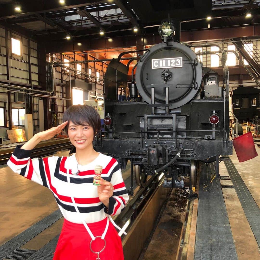 のインスタグラム：「明日5月28日（土）15:30〜 NHK BSプレミアム「鉄オタ選手権〜東武鉄道の陣　第二戦〜」の放送があります🚂✨ ぜひご乗車ください😆  #りょうもう カラーのような、土湯こけしのような衣装は トップス @wildlily_daikanyama スカート @_vacancy_official です☺️  #鉄オタ選手権  #東武鉄道 #sl大樹ふたら  #スペーシア #6050系  #de10  #旅こけし #高田稔雄工人」