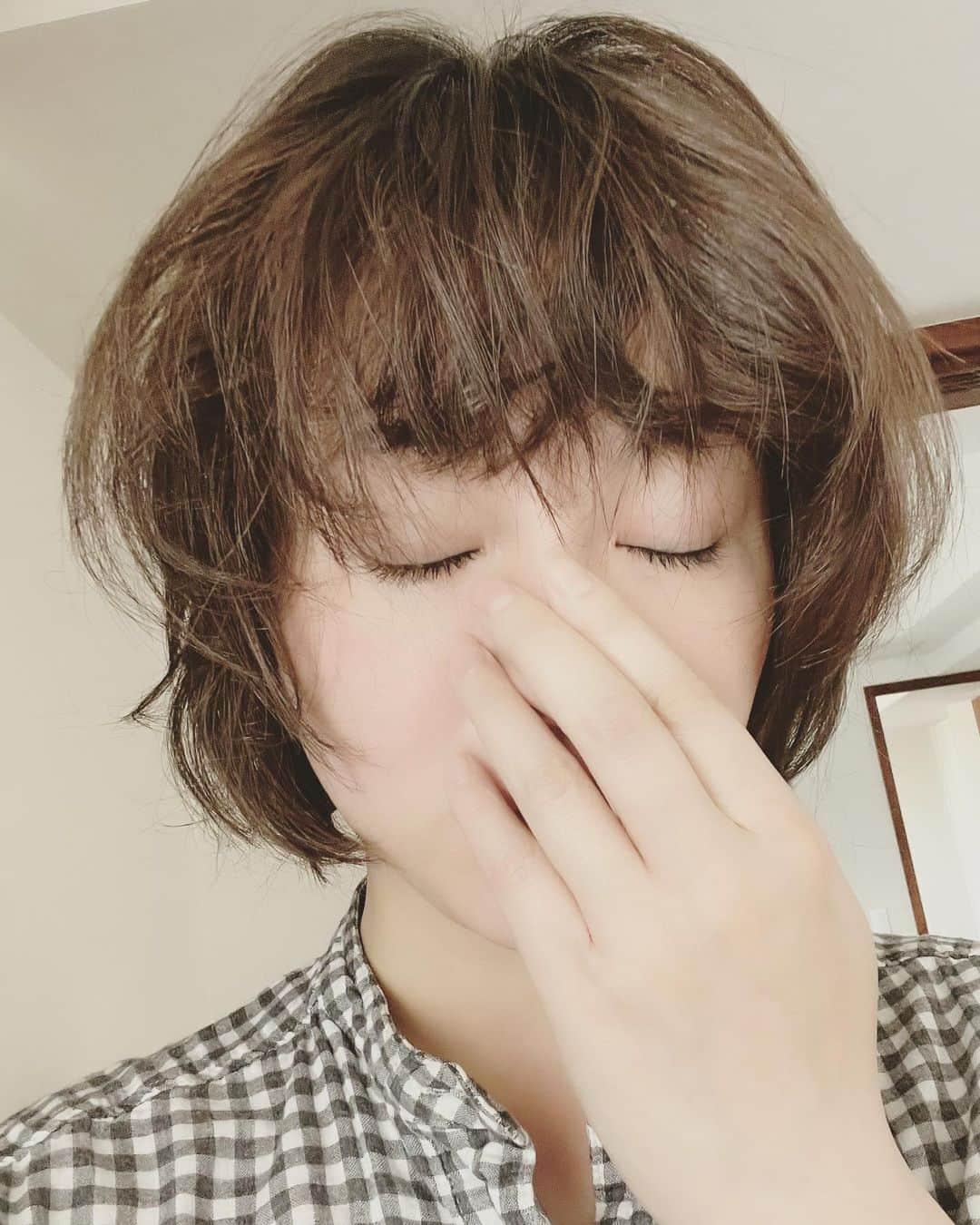 貫地谷しほりさんのインスタグラム写真 - (貫地谷しほりInstagram)「年々髪の癖が強くなってます。 せめて心は素直でいたいものですね。 最近は時間さえあれば『頭痛肩こり樋口一葉』の台本を開いてしまいます。 もうすぐお稽古が始まると思うとドキドキです。 この作品が決まった時から本当に本当に嬉しくてワクワクしかありません。 私はこまつ座公演としては9代目の樋口一葉ということらしいです。 この機会に感謝しながら、この名作に向き合っていけたらと思います。 皆さん、是非観に来てくださいね！ @komatsuza_official  #こまつ座 ＃舞台 #頭痛肩こり樋口一葉 #夏子」5月27日 23時33分 - shihori_kanjiya