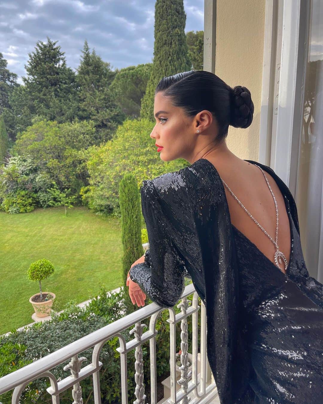 サラ・サンパイオのインスタグラム：「Magical night wearing the most elegant @lanvinofficial dress and jewelry by @messikajewelry」