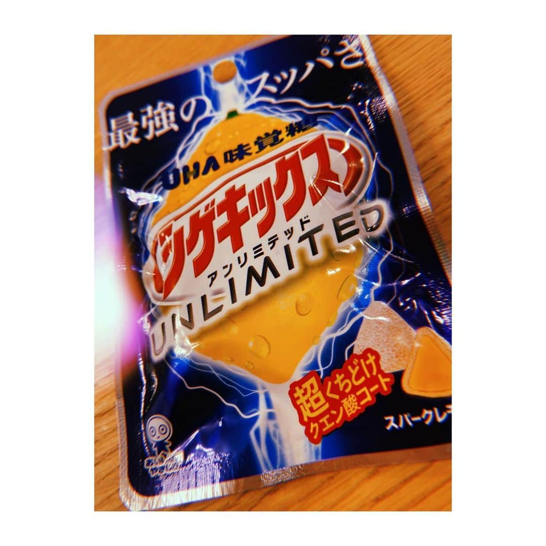 佐藤聡美のインスタグラム：「* * *  昔から大好きなシゲキックス。  私の生活圏では あまり売っていないので 出会えると幸せ♡  * * 先日見つけたこちらは なにやら、刺激がつよつよつよめ。  最強のスッパさとは…。  ごくり。。。  * * * * #シゲキックス #すっぱい #美味しい #最強の #スッパさ #とは ？？ #ごくり #🍋 #佐藤聡美」