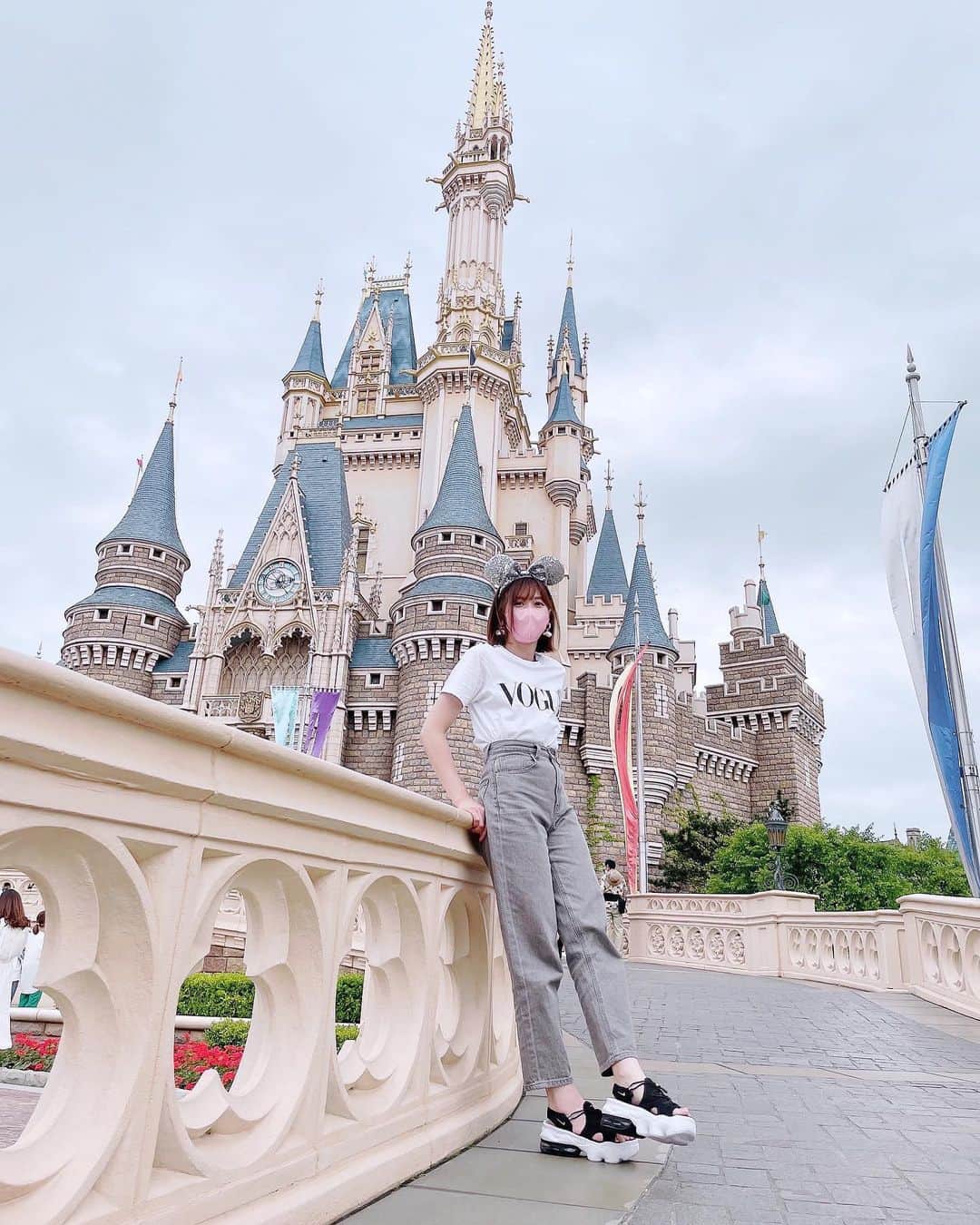 kumamoto_kaoruのインスタグラム：「息子3歳のお誕生日ディズニー👦🏻🎂  イヤイヤ期ピークで何を言っても「や〜だなんだもぉ〜ん👦🏻」しか言わない🤦🏻‍♀️  座ってるとなぜかいきなり私を敵か怪獣に見立てて、アンパンチを連打してくる🤦🏻‍♀️  そんな姿に癒されて、今夜も一緒に寝ます♡☺️  #ディズニーランド #disneyland #ママコーデ #3歳誕生日 #🎂 #nikeココ」