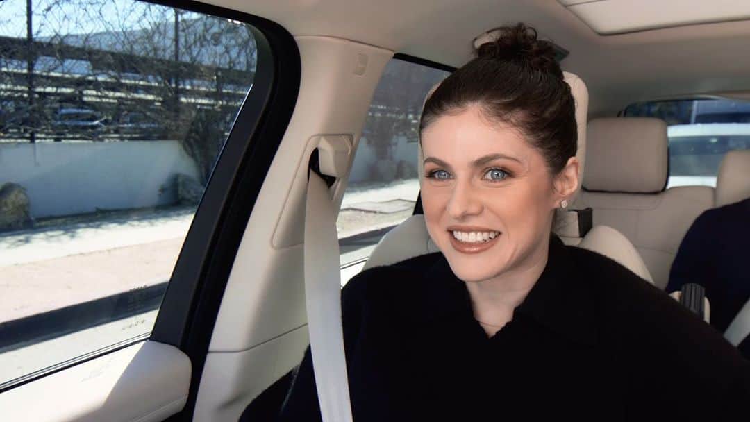 アレクサンドラ・ダダリオのインスタグラム：「Today, it’s a White Lotus #carpoolkaraoke with @sydney_sweeney @murray.bartlett @carpoolkaraoke @appletv !!! 👏」