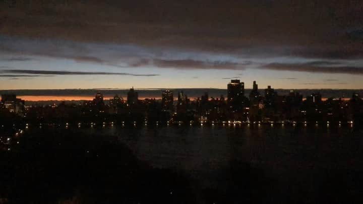 デイヴィッド・ドゥカヴニーのインスタグラム：「A beautiful sunrise over the reservoir.   Create a timelapse of something that moves you and headover to @akashicbooks for more details on how to enter #TheReservoirTimelapse contest」