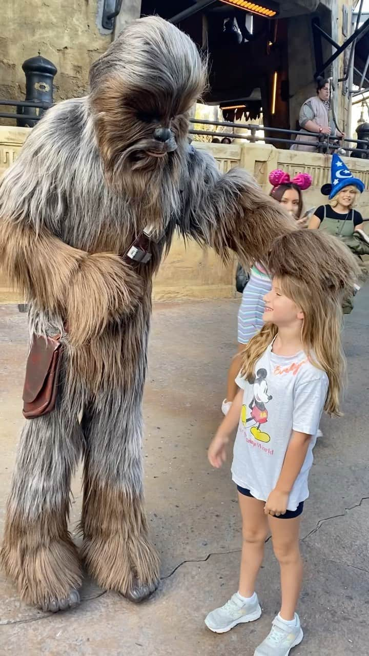 エマ・ヘミングのインスタグラム：「Oh she tried and tried. It wasn’t till a few hours later and their paths crossed 🧌💓👧🏼 #chewbaccalove」