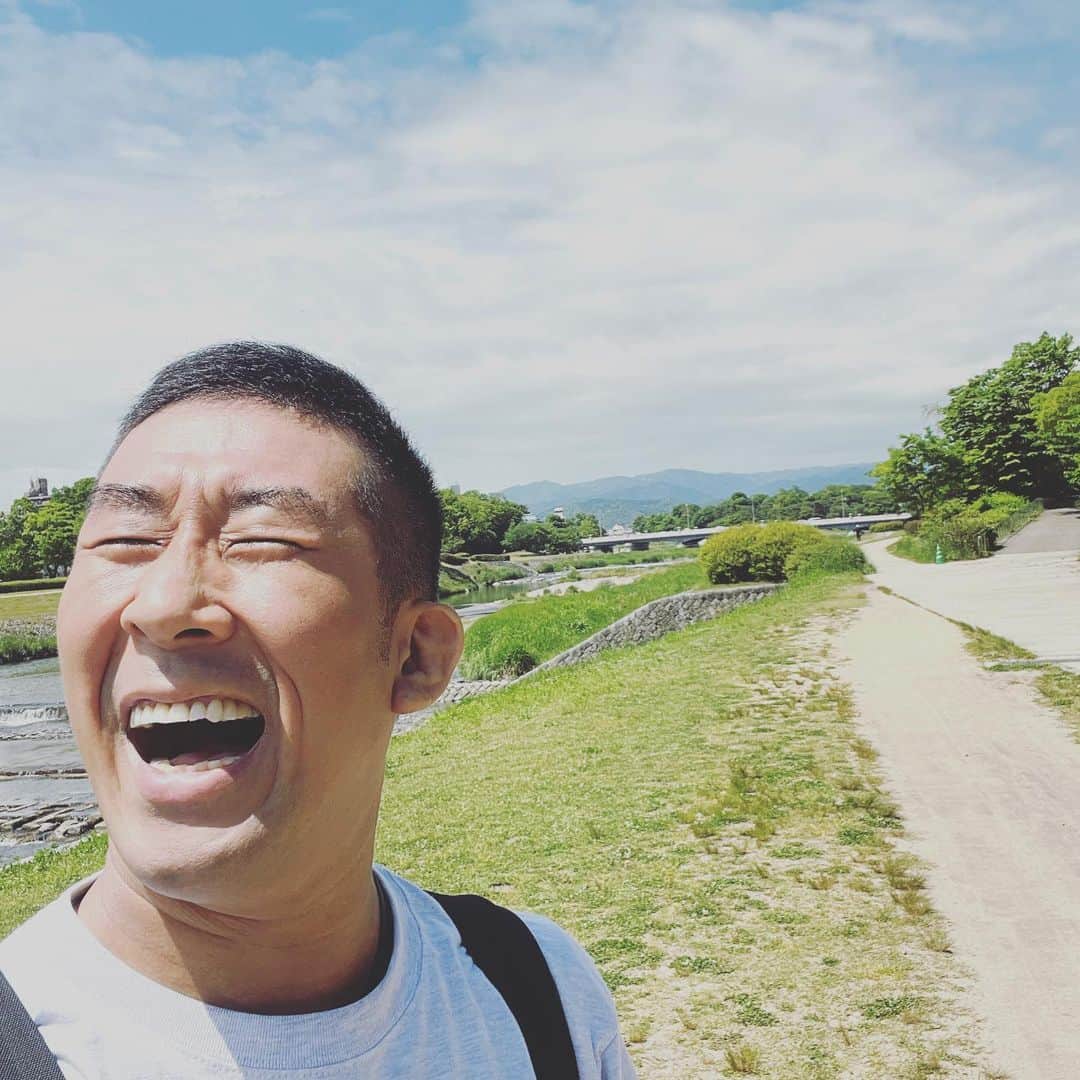 田村裕さんのインスタグラム写真 - (田村裕Instagram)「やれることはやる。  僕は我が人生を愛しつつ全力で全てを楽しんでいきます！！  #今日は笑えた? #笑えなかったとしても大丈夫 #僕が笑ってる #麒麟田村 #タムラ433 #TAMURA #smile #risus #미소 #sonreír #ยิ้ม #全力笑顔」5月28日 2時44分 - hiroshi9393
