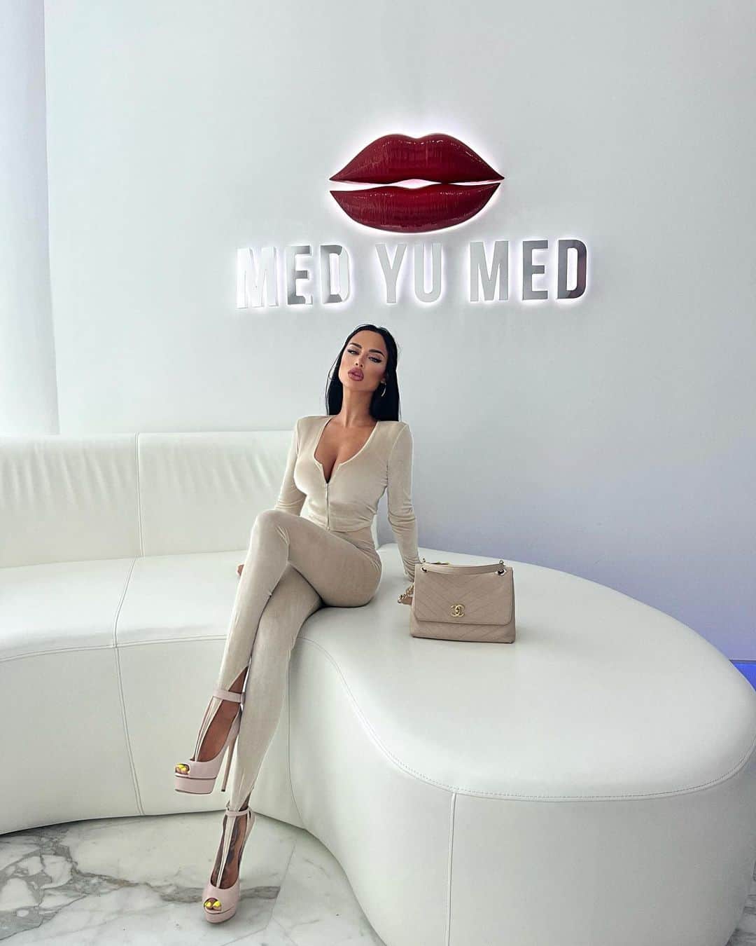 Nita Kuzminaのインスタグラム：「(листайте) Сегодня Я приехала в клинику @med_yu_med на ряд уходовых, а также профилактических процедур!  Как я обожаю такие дни, ведь когда ты ухаживаешь за своим лицом/телом, то оно так приятно благодарит тебя!  Ты словно обновляешься! 💗 Начиналось все с ухода за лицом и зоной декольте, а именно:  — Вакуумная чистка #HydraFacial  — Ультозвуковая чистка «Т» зоны  — Пилинг #BIOREPEEL  — Далее #ULTRAFORMER (700 линий) Данные процедуры я делаю в профилактических целях   Девочки! Начинайте ухаживать за собой уже сейчас! Делайте это как минимум для профилактики, ведь если вы «запустите» себя, то есть большая вероятность, что вам смогут помочь уже только хирургическим путём.. Например SMAS лифтинг на аппарате #ULTRAFORMER это идеальная замена подтяжки в проблемных участках (подтяжка лица, тела и удаление жира без операции)!   Выражаю благодарность клинике @med_yu_med за возможность сохранить свою молодость как можно дольше! Красивой быть это МОДНО! 💋💋 P.S. Кстати! Скоро состоится открытие ещё одной клиники @med_yu_med_dubai_ в Дубае!!! 🇦🇪 Вот это уровень, я понимаю!!!! 🤟🏽🔝 Юлечка @med_yulia_romanovna, я тобой бесконечно горжусь!!! Лучшая девочка на планете!!!!! 💗💗💗  • На мне шикарный sexy комплект от @molo.jay.b 🐆」