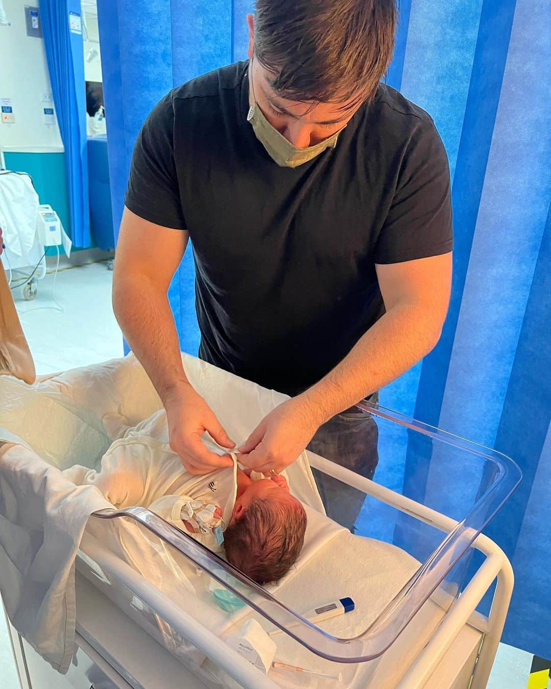 Shannonさんのインスタグラム写真 - (ShannonInstagram)「Our little man is here 👶🏻💓 his name is Porter and he was born on Wednesday 25th May at 8.34pm, weighing 3760g at 37 weeks and 5 days. I was induced from Monday and had a long three days before he made his appearance, and after two hours of pushing there he was 😍💞 I had to have some assistance because I well and truly used every ounce of energy I had, so he has been recovering well in neonates and I’ve been recovering well too. Sorry for being so quiet but we have just been focused on healing and bonding and will continue to do so… but you’ll see more spam now I feel ready lol 💙 Hamish and I are so so so in love, he is just perfect 💕」5月28日 5時22分 - shaaanxo