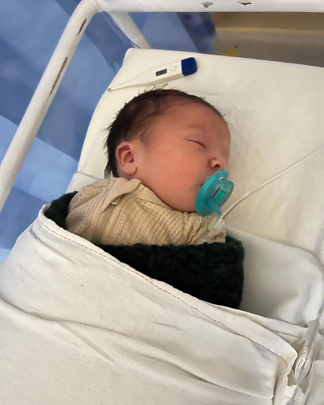 Shannonさんのインスタグラム写真 - (ShannonInstagram)「Our little man is here 👶🏻💓 his name is Porter and he was born on Wednesday 25th May at 8.34pm, weighing 3760g at 37 weeks and 5 days. I was induced from Monday and had a long three days before he made his appearance, and after two hours of pushing there he was 😍💞 I had to have some assistance because I well and truly used every ounce of energy I had, so he has been recovering well in neonates and I’ve been recovering well too. Sorry for being so quiet but we have just been focused on healing and bonding and will continue to do so… but you’ll see more spam now I feel ready lol 💙 Hamish and I are so so so in love, he is just perfect 💕」5月28日 5時22分 - shaaanxo