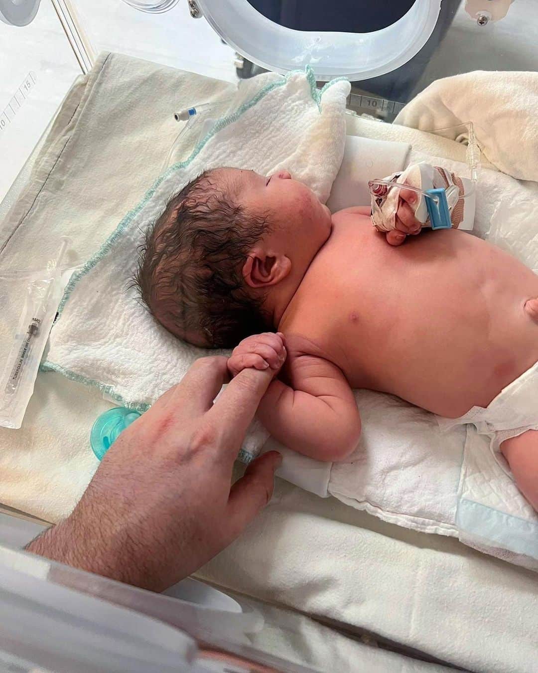 Shannonのインスタグラム：「Our little man is here 👶🏻💓 his name is Porter and he was born on Wednesday 25th May at 8.34pm, weighing 3760g at 37 weeks and 5 days. I was induced from Monday and had a long three days before he made his appearance, and after two hours of pushing there he was 😍💞 I had to have some assistance because I well and truly used every ounce of energy I had, so he has been recovering well in neonates and I’ve been recovering well too. Sorry for being so quiet but we have just been focused on healing and bonding and will continue to do so… but you’ll see more spam now I feel ready lol 💙 Hamish and I are so so so in love, he is just perfect 💕」