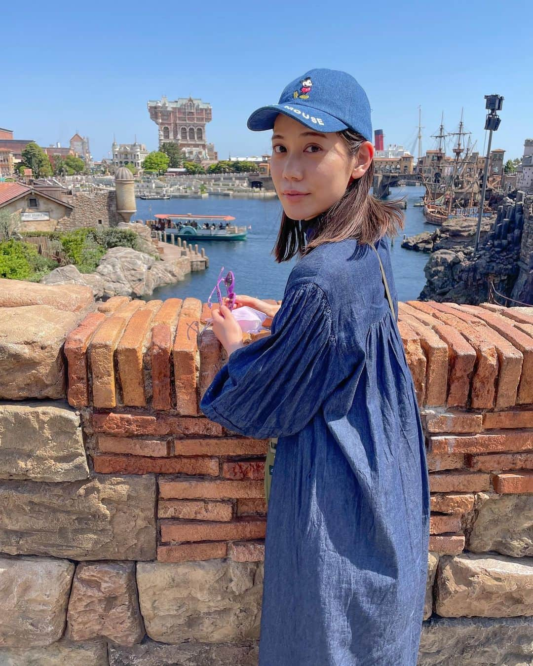 松山愛里さんのインスタグラム写真 - (松山愛里Instagram)「久しぶりのディズニーシー🐭🚢🧡  ネットで見て買おうと思ってた帽子がまさかのキッズサイズ😂どうしても欲しかったので子供になりました👶🏻🧢笑  やっぱりいいよねぇ。好きだなぁ 夕日を撮りながら癒されているわたくしです👧🏻🌆☀️」5月28日 16時27分 - airi__matsuyama