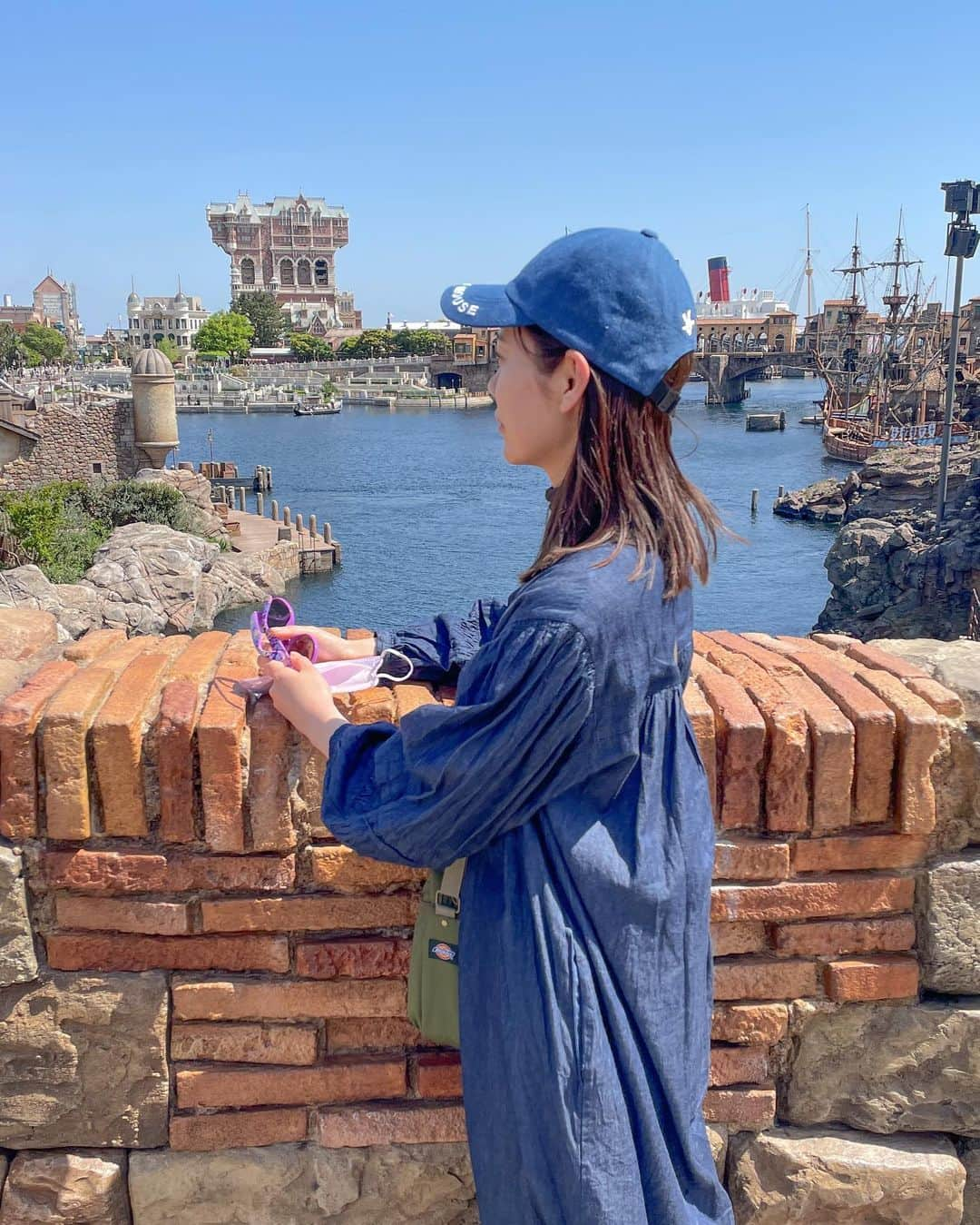 松山愛里さんのインスタグラム写真 - (松山愛里Instagram)「久しぶりのディズニーシー🐭🚢🧡  ネットで見て買おうと思ってた帽子がまさかのキッズサイズ😂どうしても欲しかったので子供になりました👶🏻🧢笑  やっぱりいいよねぇ。好きだなぁ 夕日を撮りながら癒されているわたくしです👧🏻🌆☀️」5月28日 16時27分 - airi__matsuyama