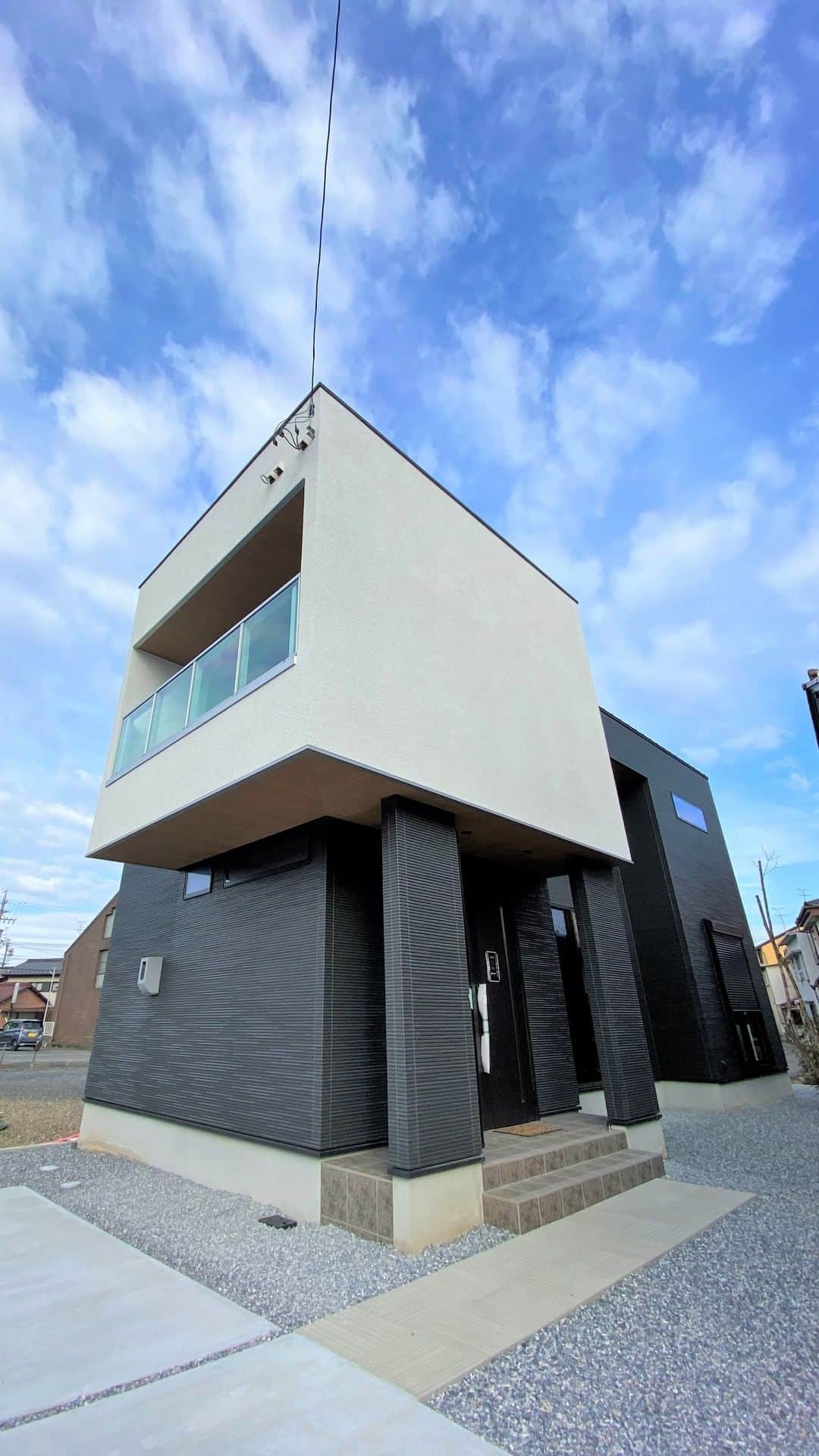 伸和建設株式会社のインスタグラム：「【ルームツアー｜狭小住宅】白×黒のシンプルモダンデザインがおしゃれ！狭小地におすすめなオーバーハングの一戸建て ------------------------------------ ▼物件情報 敷地面積：約64坪 延゙床面積：約30坪  ▼見所ポイント ✓オーバーハングの形状で個性的な外観 ✓広々とした20帖のLDK ✓寝室直結のウォークインクローゼット ✓腰壁にパネルを使用したバルコニー  #狭小住宅 #オーバーハング ------------------------------------  お家の相談は伸和建設へ♪ 施工事例⇒ @shinwa_kensetsu . ✨公式YouTubeチャンネル開設✨ 👉高性能なデザイナーズモデルハウス動画を公開中♪ ぜひチャンネル登録をお願いします🎀 ・ ご来場のお客様には、 マスク着用😷と消毒のご協力を 引き続き、お願い致しております。  ショールームにおきましても、 コロナ感染防止対策を継続させて頂きます。 ・ スタッフブログも随時更新中♪ #おうち時間 のお供にぜひどうぞ💁‍♀️ ・ #伸和建設 は#建築家と建てる家 #高気密高断熱 高性能の#家づくり をしています。  #新築 の#注文住宅 から#リフォーム もやってます👍 ・ #デザイン住宅 #デザインハウス #design #工務店 #岐阜の工務店 #自然素材 #かっこいい家 #おしゃれな家 #インテリア #家族のいる暮らし #失敗しない家づくり #家事動線 #家事ラク #マイホーム #施工事例 #家族 #暮らし」