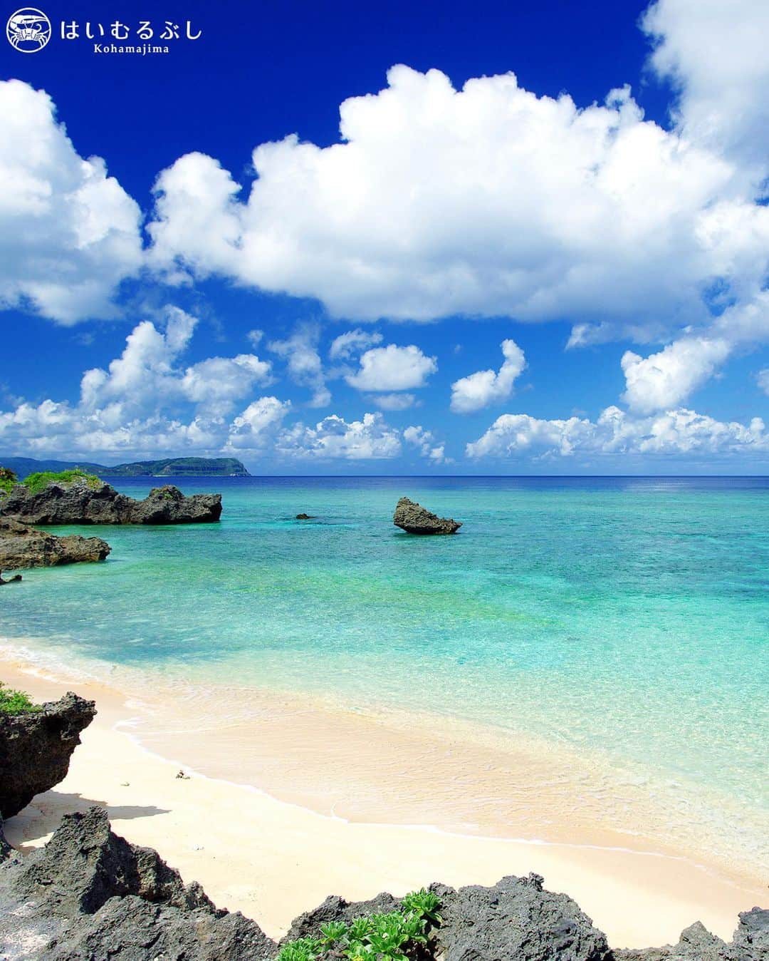 HAIMURUBUSHI はいむるぶしさんのインスタグラム写真 - (HAIMURUBUSHI はいむるぶしInstagram)「小浜島・はいむるぶしから癒しの風景をお届けします。 西表島の西部で撮影した美しい海景。 琉球石灰岩に囲まれた白い砂浜の先には、奥西表の手付かずの景色を望むことができます。 ここにしかない、大自然の美しさに心を奪われます。 #沖縄 #八重山諸島 #西表島 #海 #砂浜 #ビーチ #海岸 #景色 #風景 #旅行 #小浜島  #リゾート #ホテル #はいむるぶし  #japan #okinawa #yaeyama #island #sea #scenery #beach #coast #iriomoteisland #resort #hotel #kohamajima #haimurubushi」5月28日 15時06分 - haimurubushi_resorts
