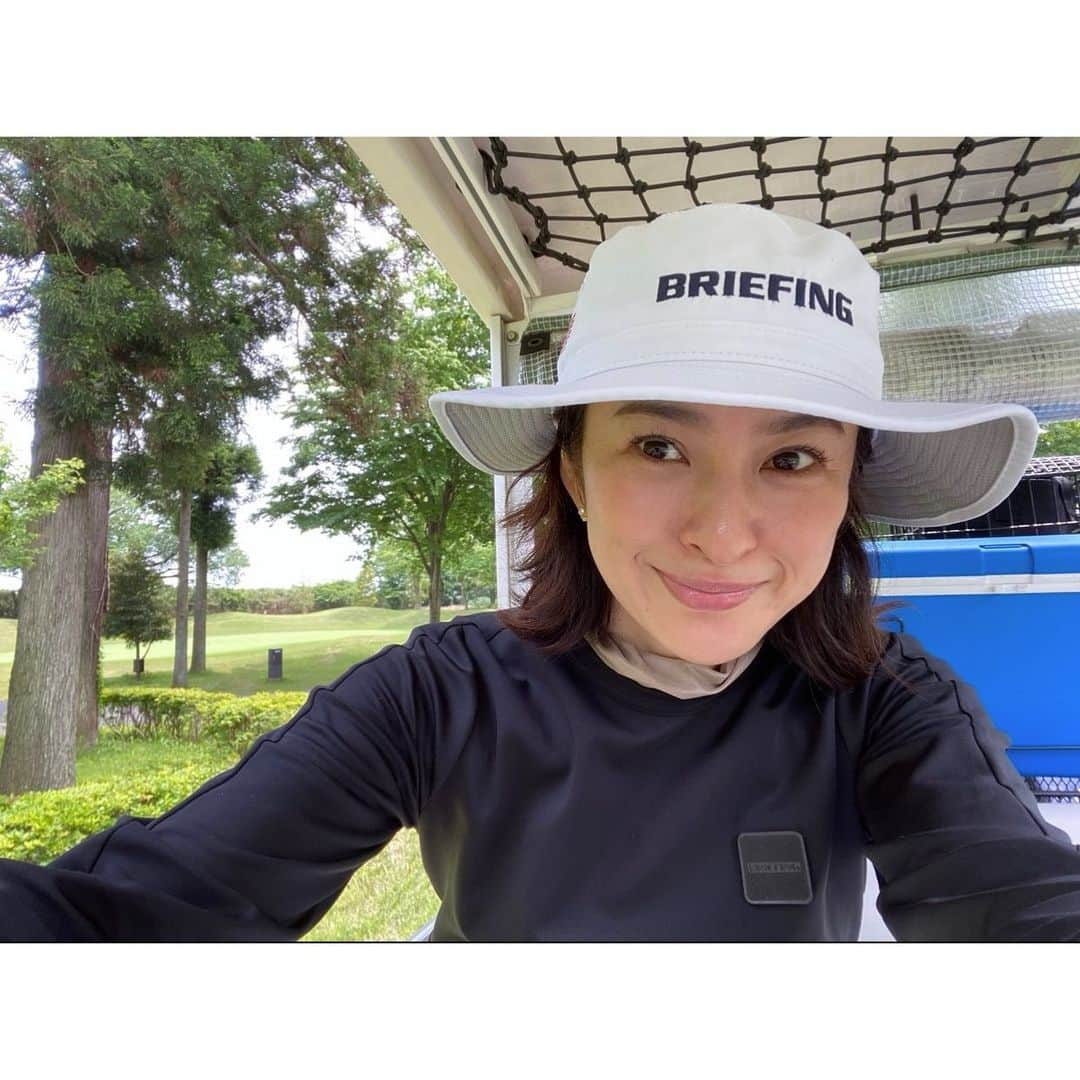 秋本祐希のインスタグラム：「日差しが強くなってきました。 いつも以上に日焼け対策しなきゃ。 ⛳️時 真冬以外はほぼキャップなんだけど 新しく取り入れてみたこの帽子。 つばも広くていい感じ。 いつものゴルフウエアも新鮮に見える☺︎ #briefinggolf #golfwear #日焼け対策 ウエアは真夏だろうが長袖必須」