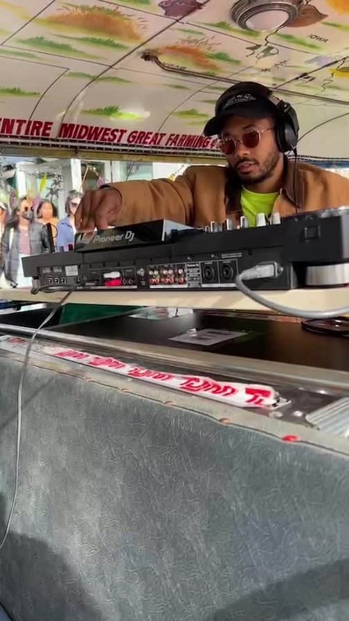 Warby Parkerのインスタグラム：「LIVE event at our Fourth St. store in Berkeley, CA, celebrating the launch of @toroymoi x Warby Parker collaboration 😎🎶」