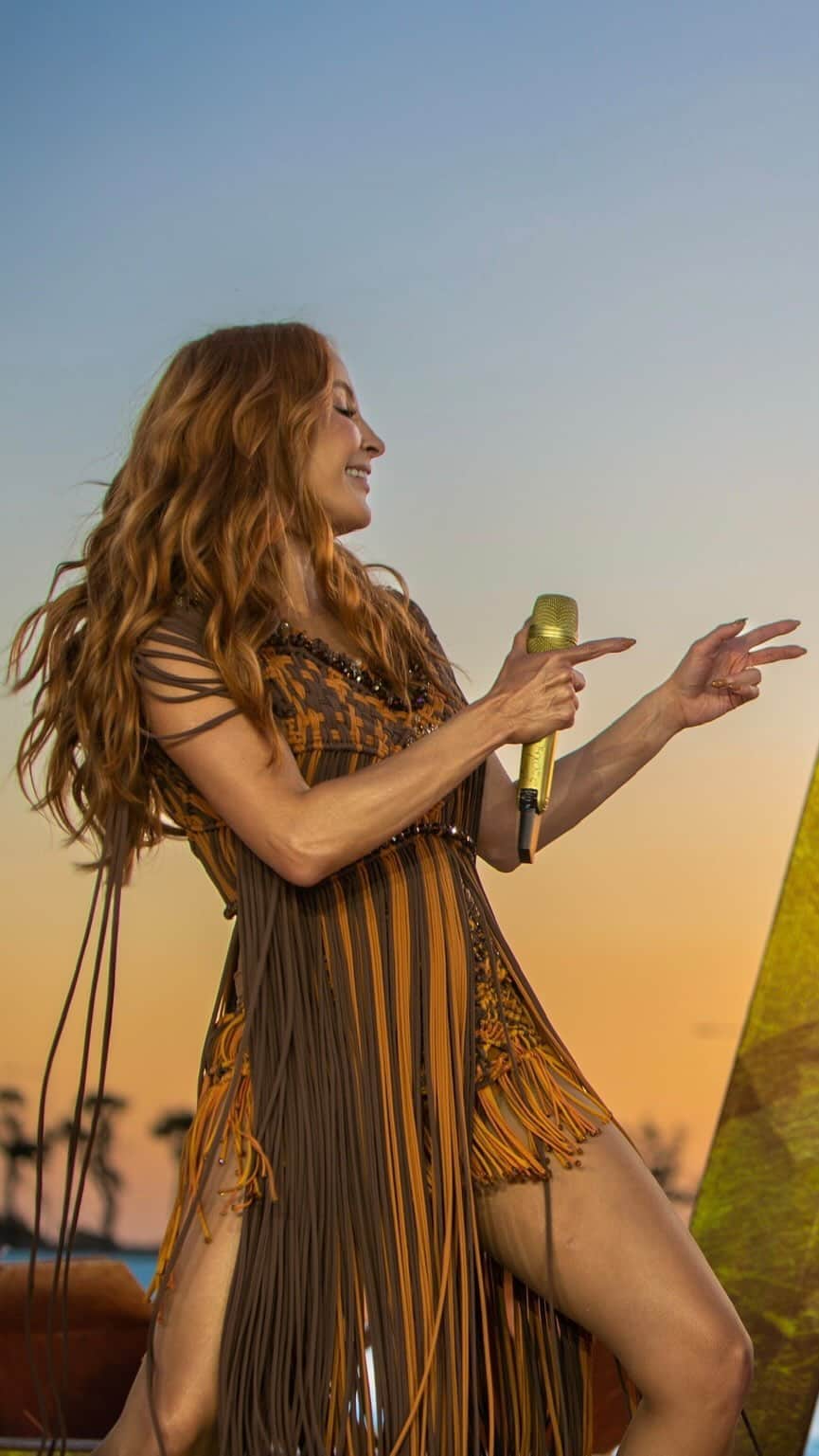 Claudia Leitteのインスタグラム：「A gravação da #PrainhaDaClaudinha é parte do meu ano de celebração dos 20 anos de carreira e eu já tô ansiosa pra anunciar as novas datas desse show tão especial por todo o país! Obrigada aos meus fãs, amigos, familiares e parceiros convidados para esse evento especial para o registro e por todos que mandaram boas energias! 🏝♥️ Etaaa, minha Prainha!」